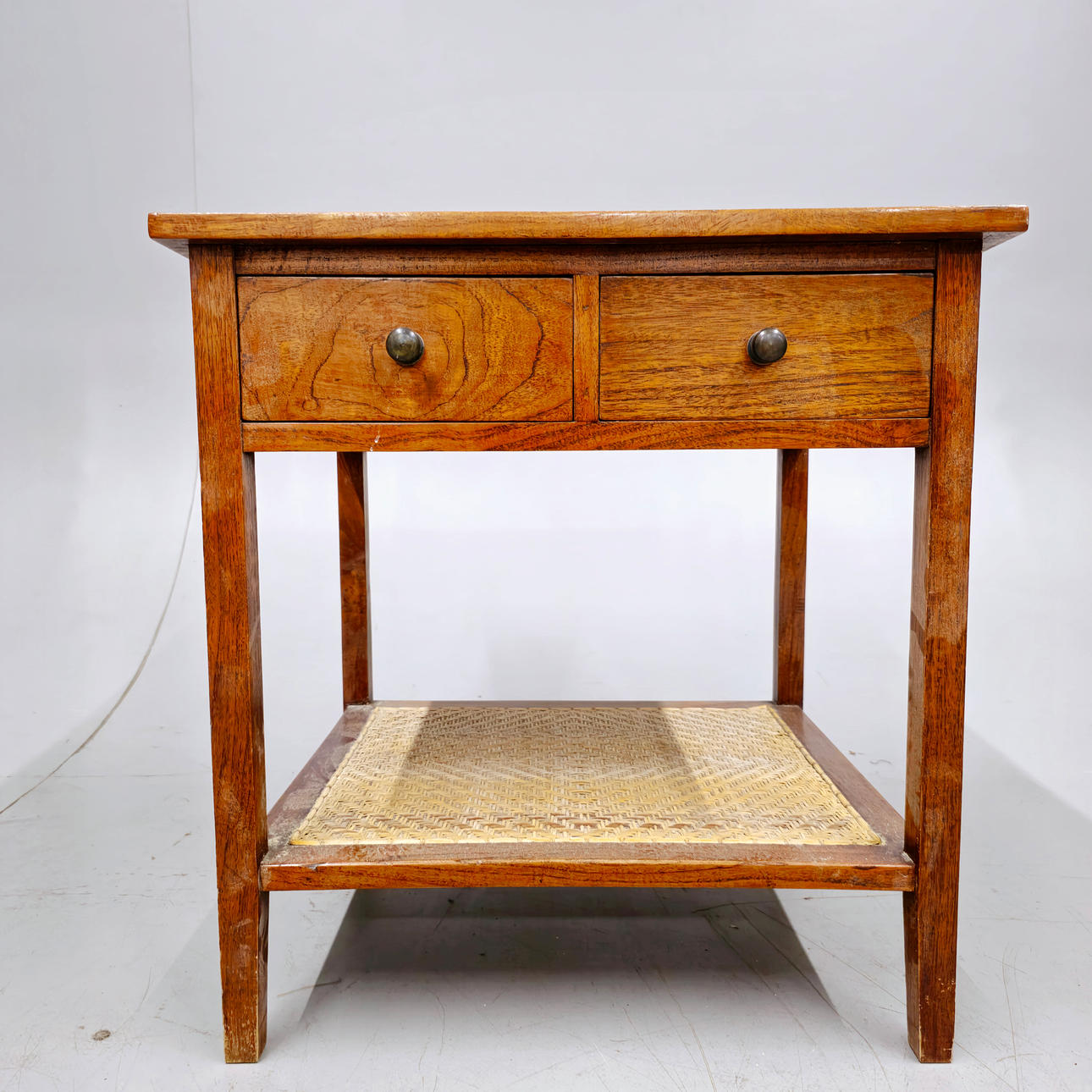 SIDE TABLE. WOOD. BRAIDED VEGETABLE FIBER SHELF.