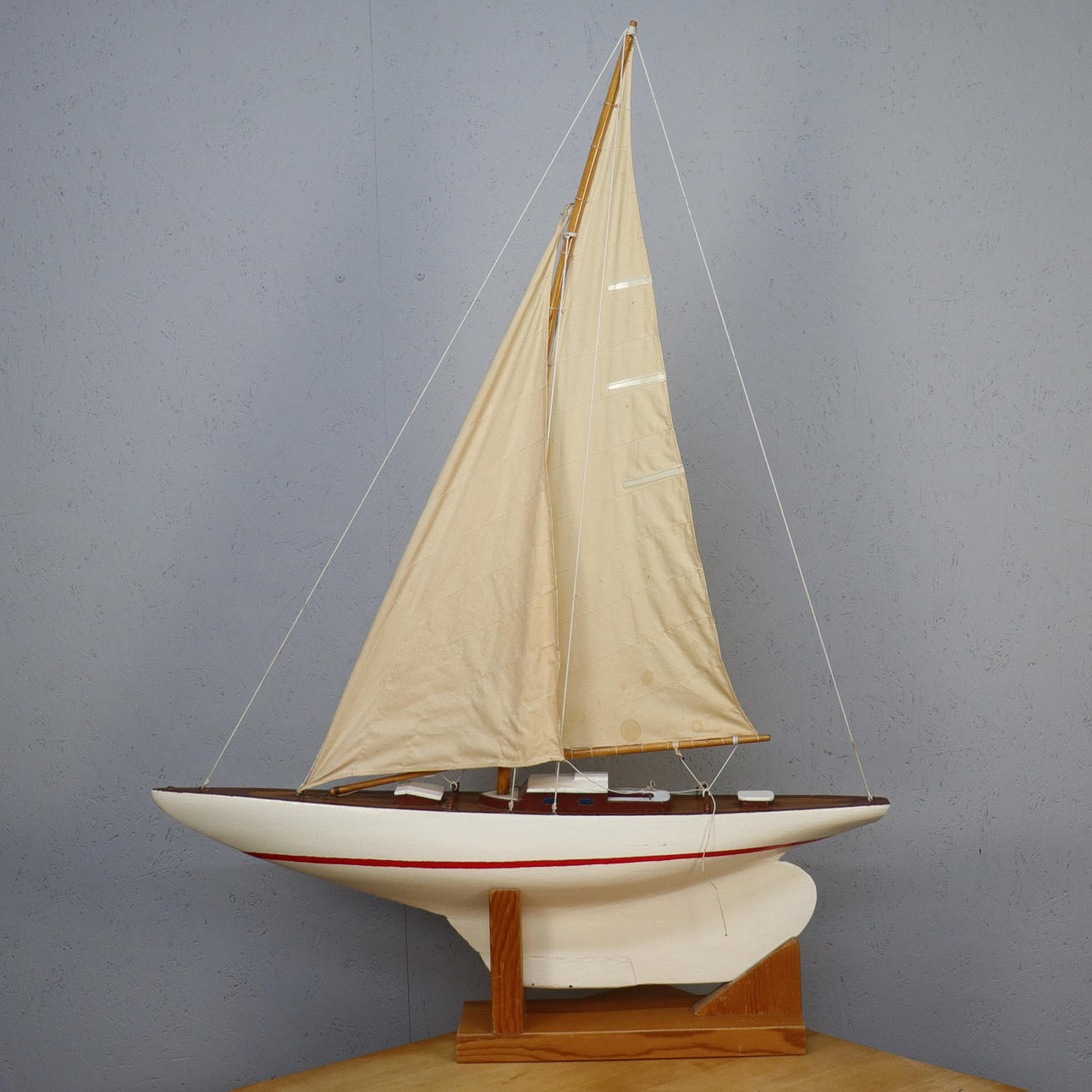 MODELBÅD, træ sejlbåd.