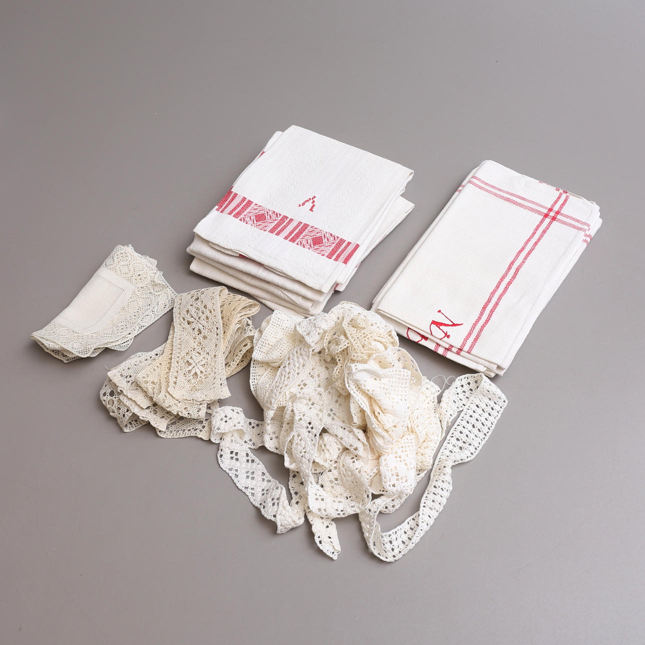 LINNEHÅNDKLÆDER, 10 stk og hæklepladeblonder.