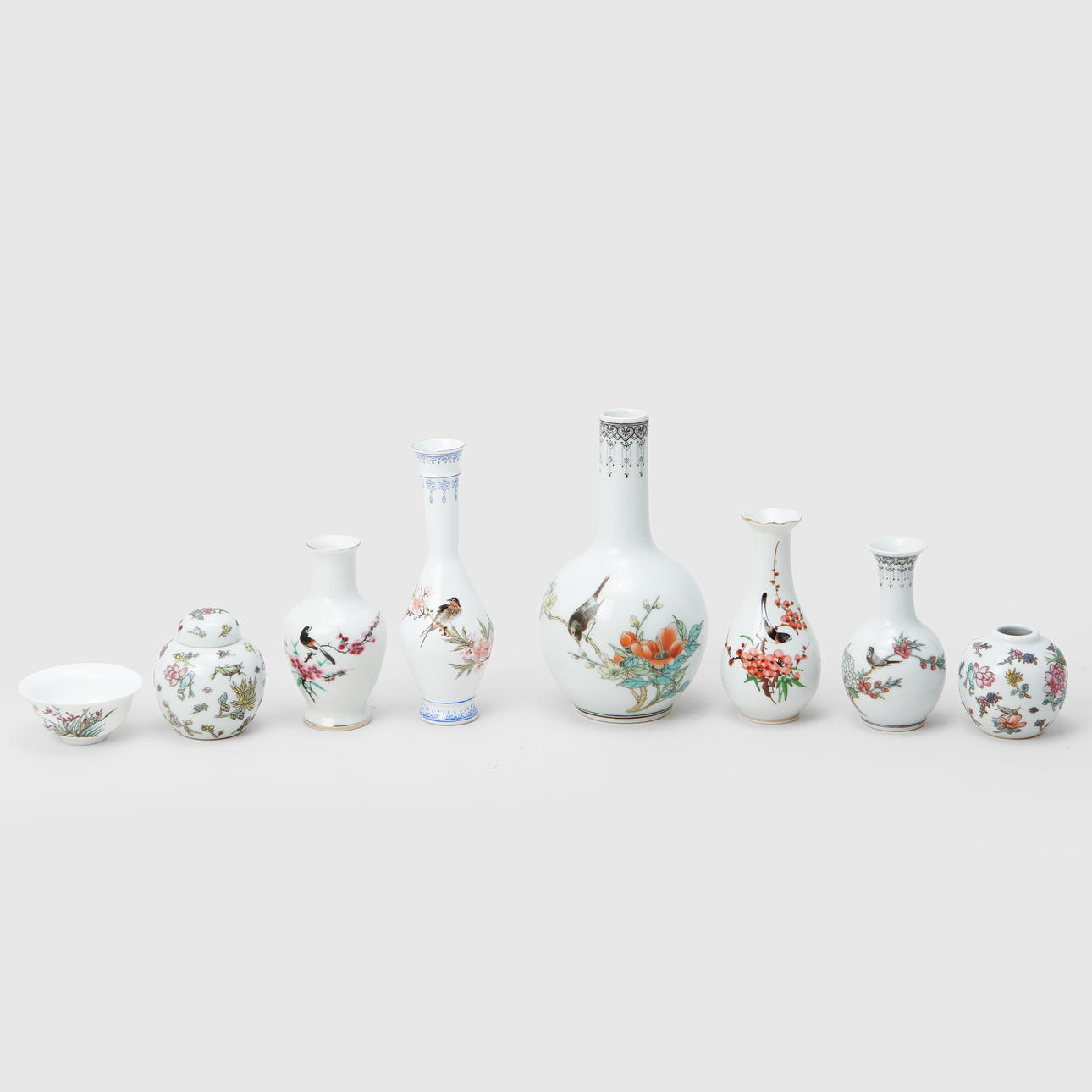 A set of 8 porcelain objects, China, 20th century.