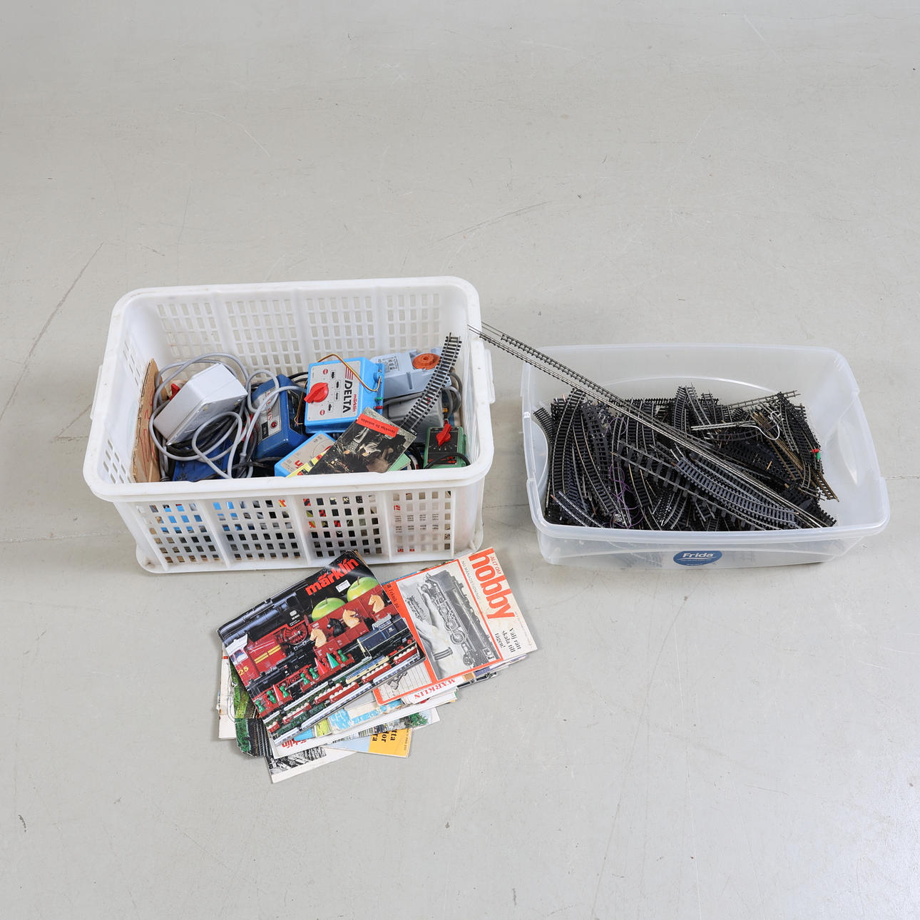 TRANSFORMERS, RAILS & MAGAZINES/FOLDERS, approx. 50-100 pieces, e.g. Märklin, 20th century.