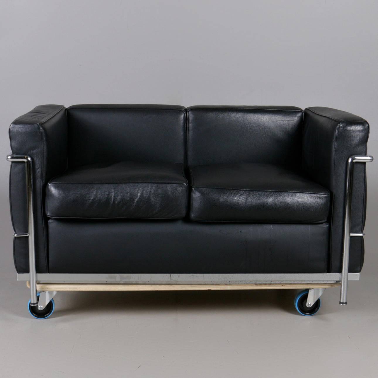 SOFFA, "LC2", 2 sits, efter Le Corbusier & Jeanneret Perriand, samtida.