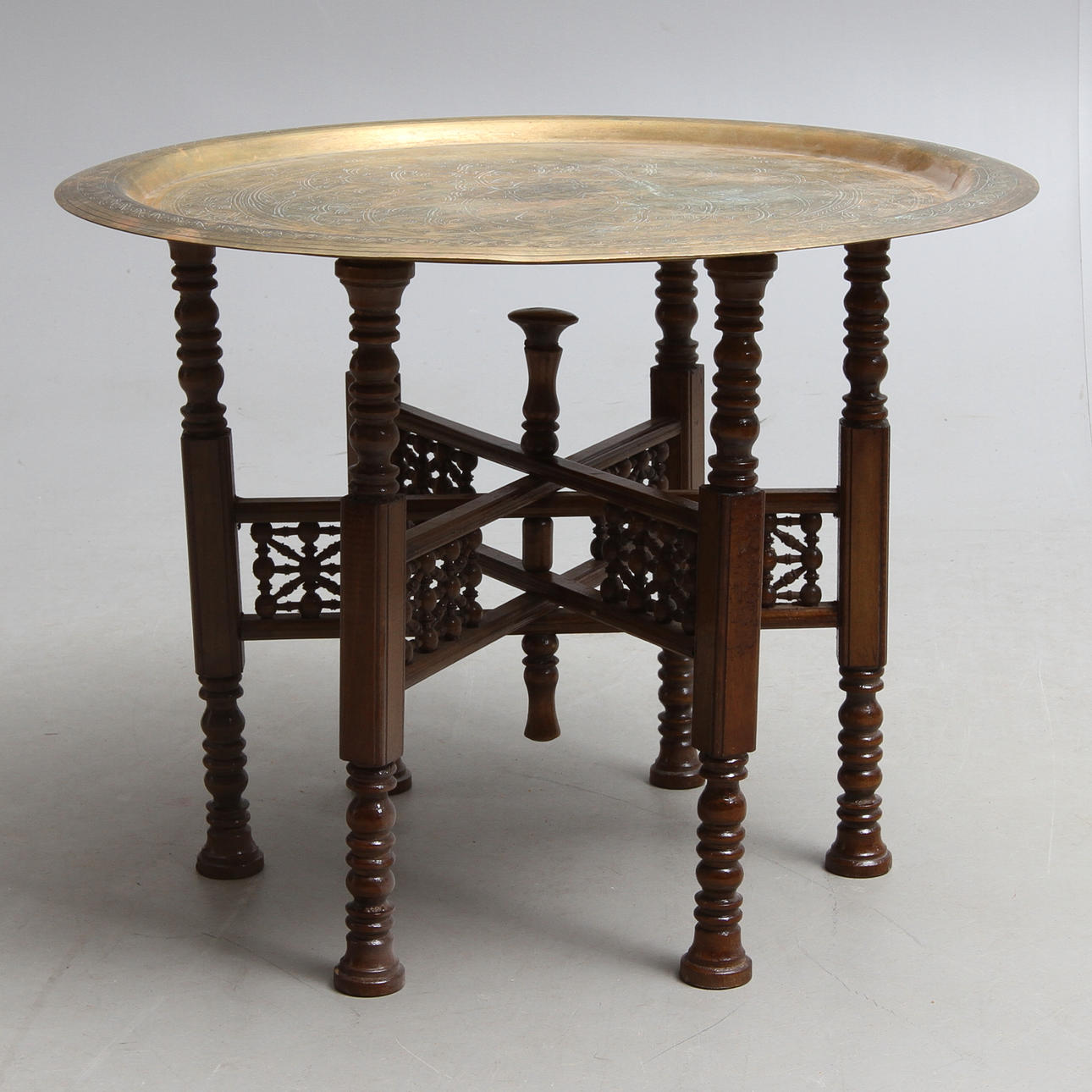 TARKELTA PÖYTÄ, itämainen.