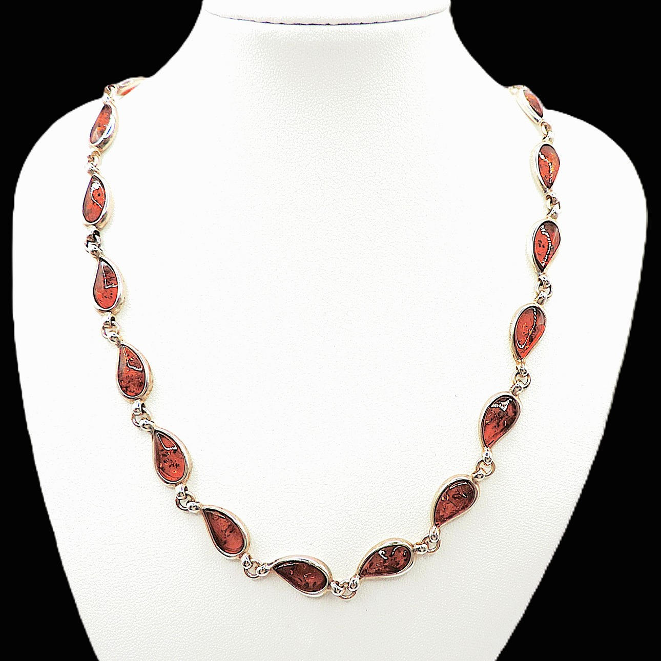 BALTIC AMBER GEMSTONE NECKLACE IN STERLING SILVER.
