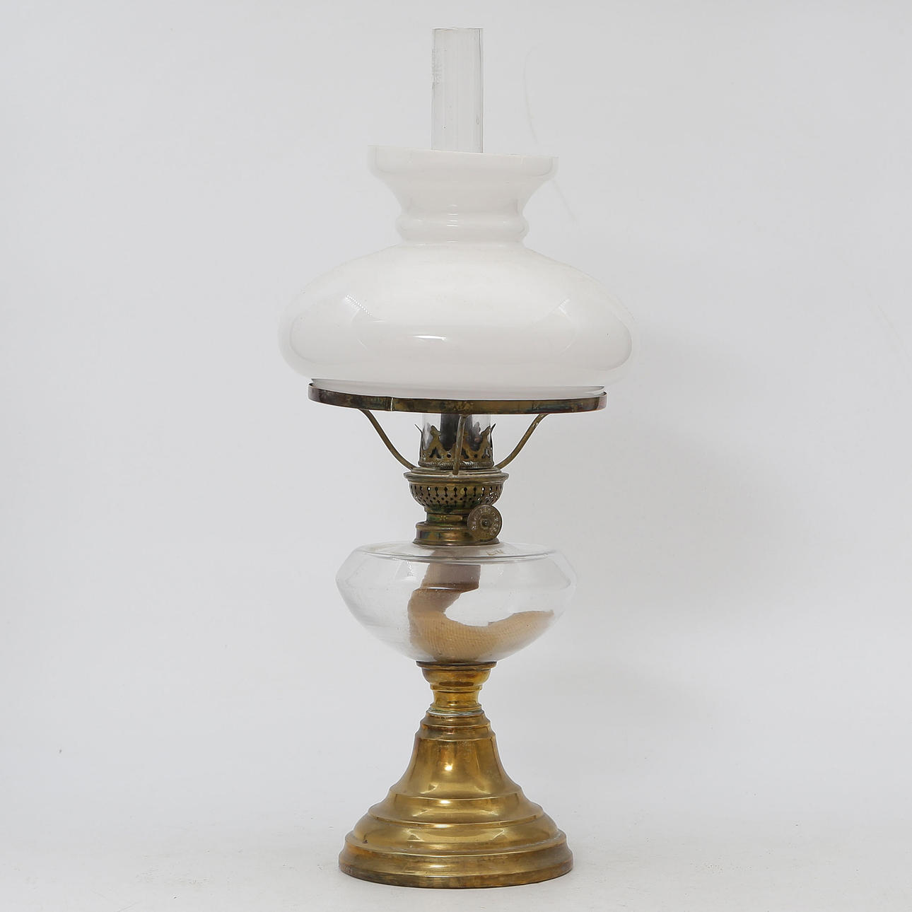 TABLE KEROSENE LAMP, BRASS, 20TH CENTURY.