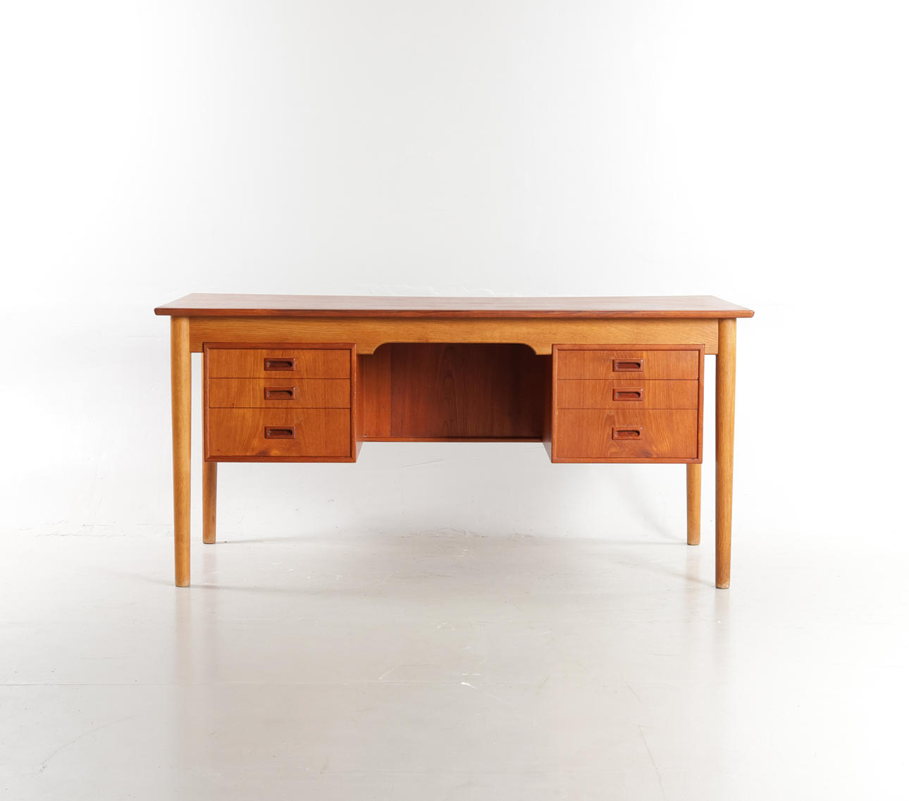 BØRGE MOGENSEN. Attributed to. Freestanding desk with plate of teak, sarg and tapered legs of oak, front with six drawers, back with shelves. Probably manufactured at Søborg Møbelfabrik, 1960-70s.