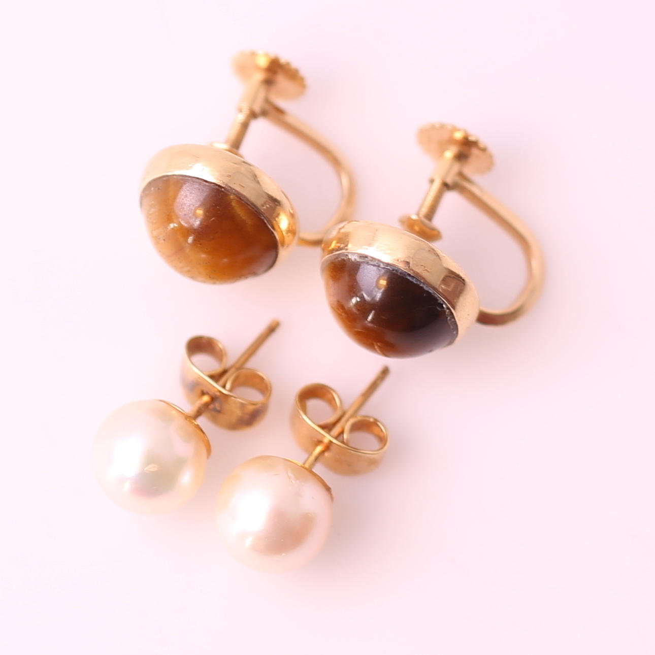 ÖRHÄNGEN, två par: guld 18k, Tigeröga + förgyllt silver.