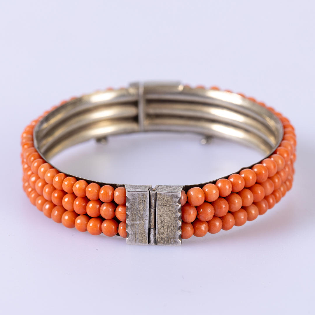 PULSERA DE CORAL ANTIGUA, metal base.