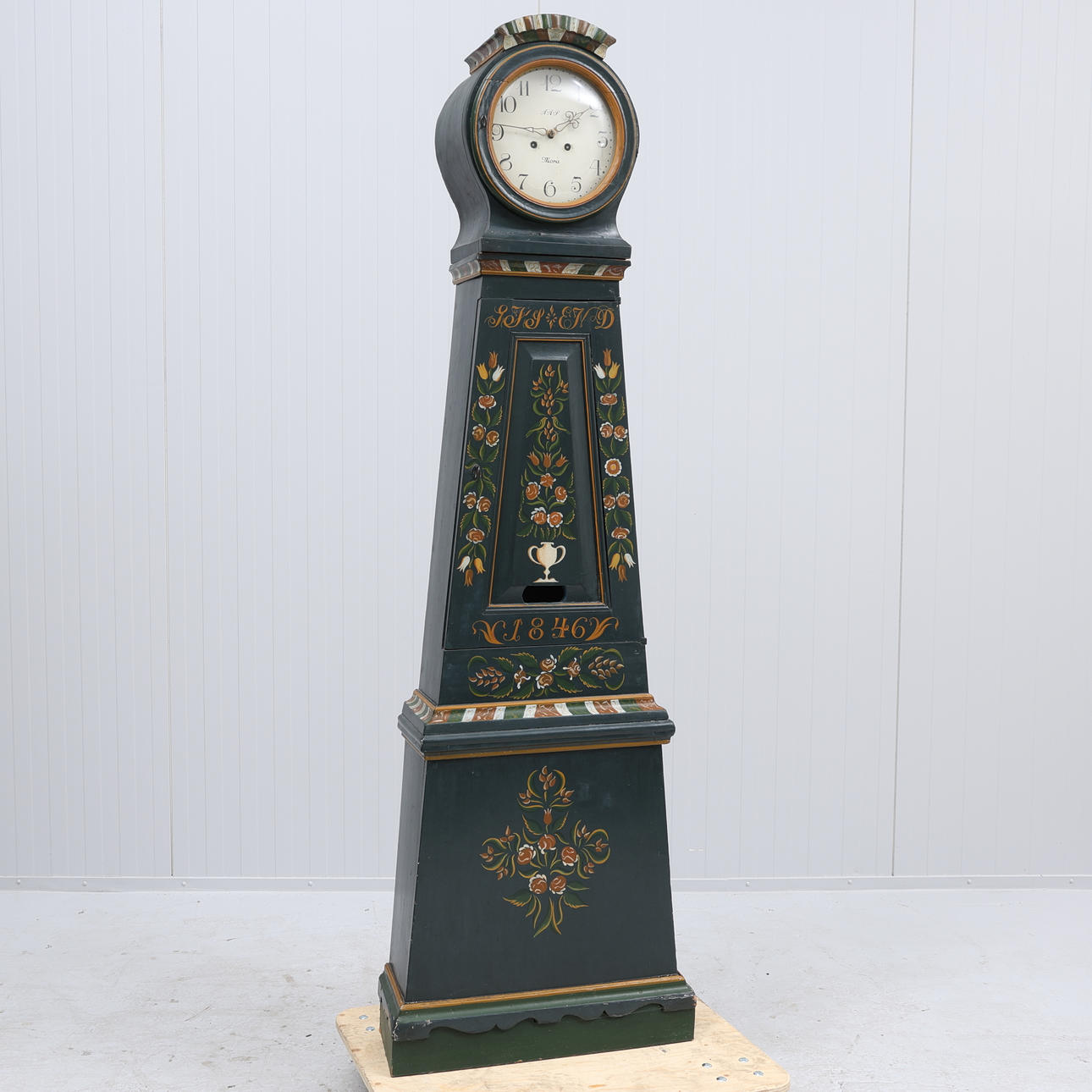 A floor clock/MORAKLOCKA, painted wood, dated 1846.