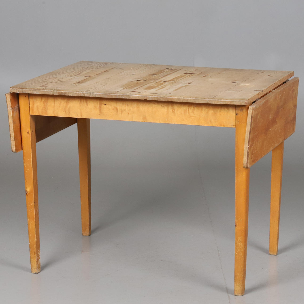 FLAP TABLE. A pine tree, 20th century.
