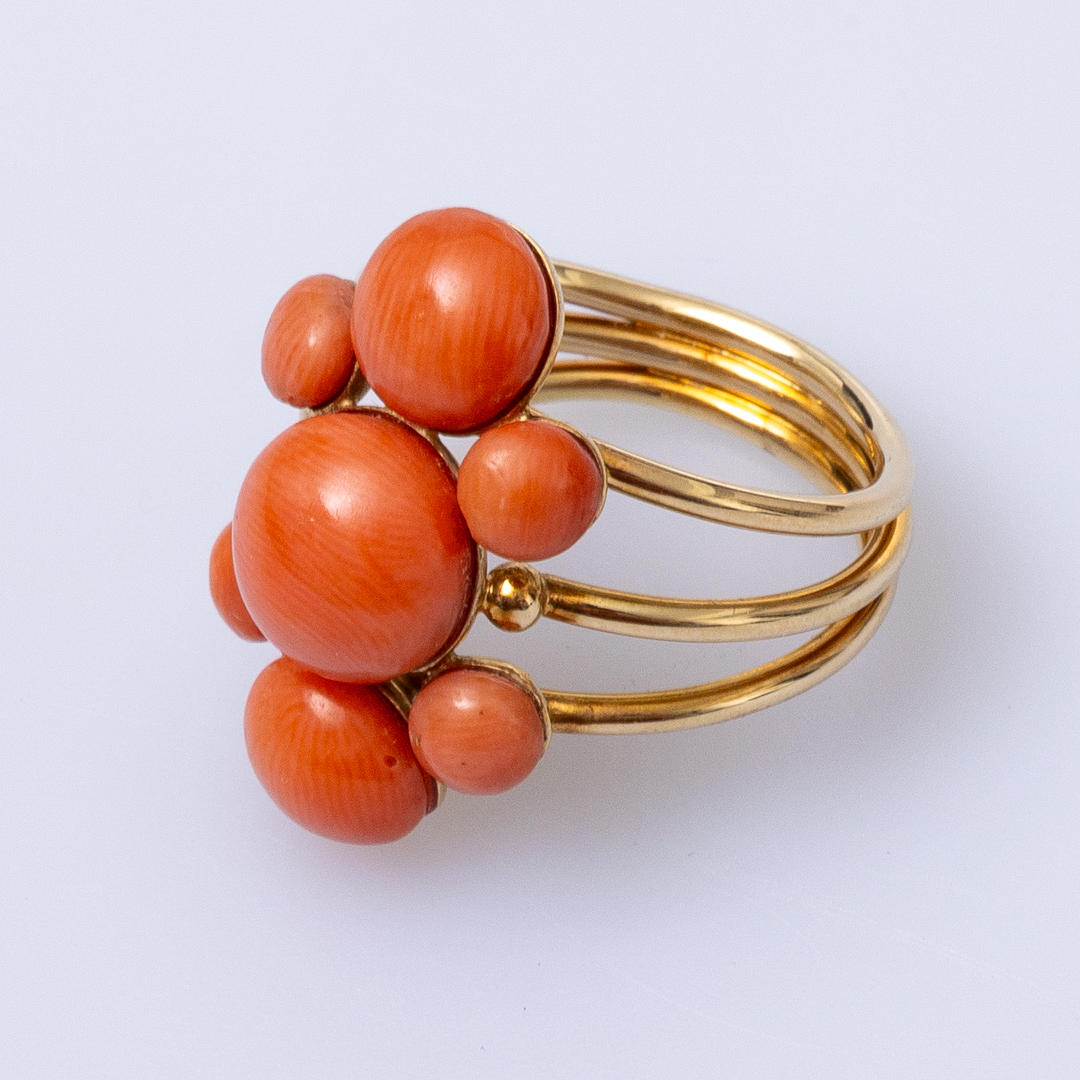 KORALLEN-RING. 585 yellow gold.