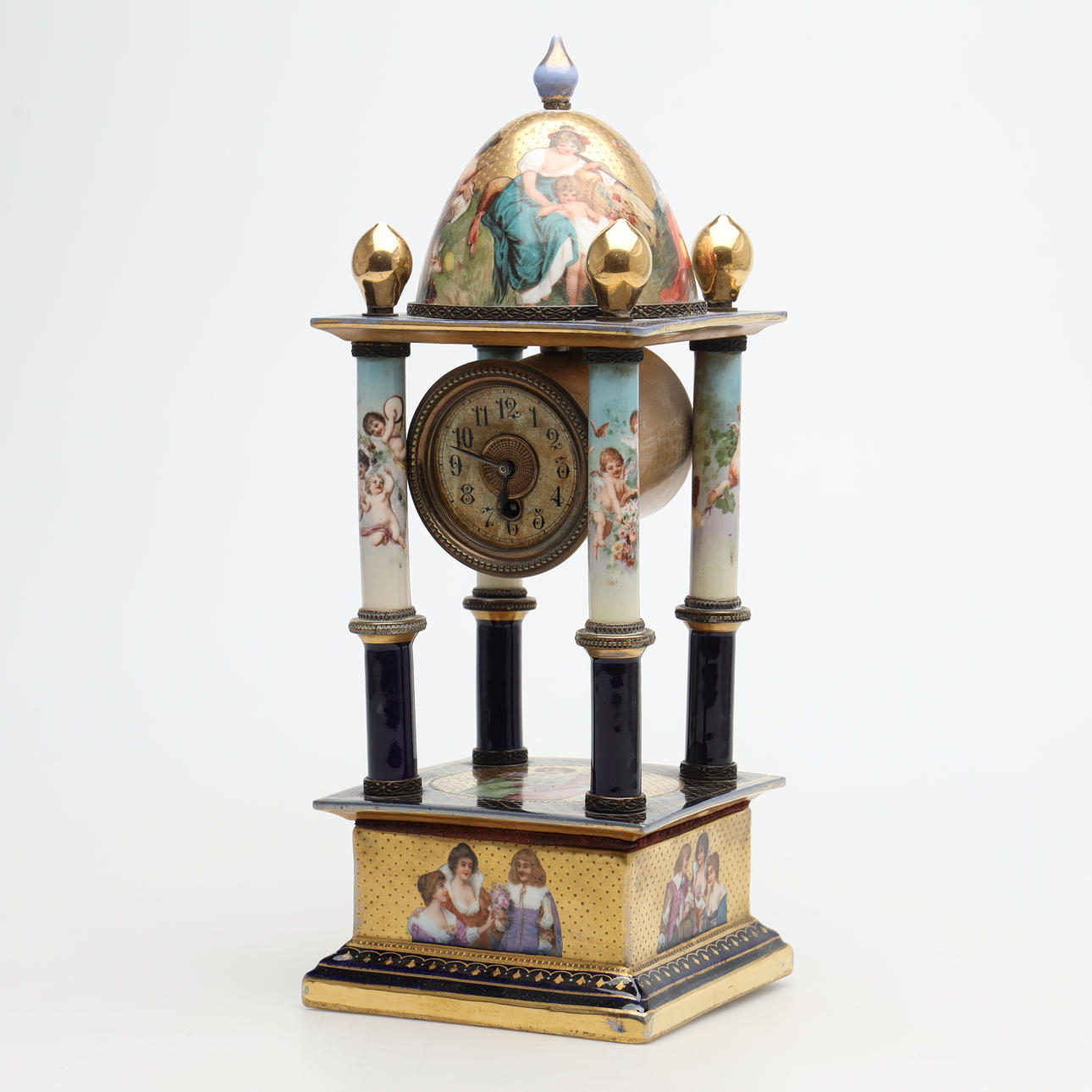 A 20th century porcelain table pendant.