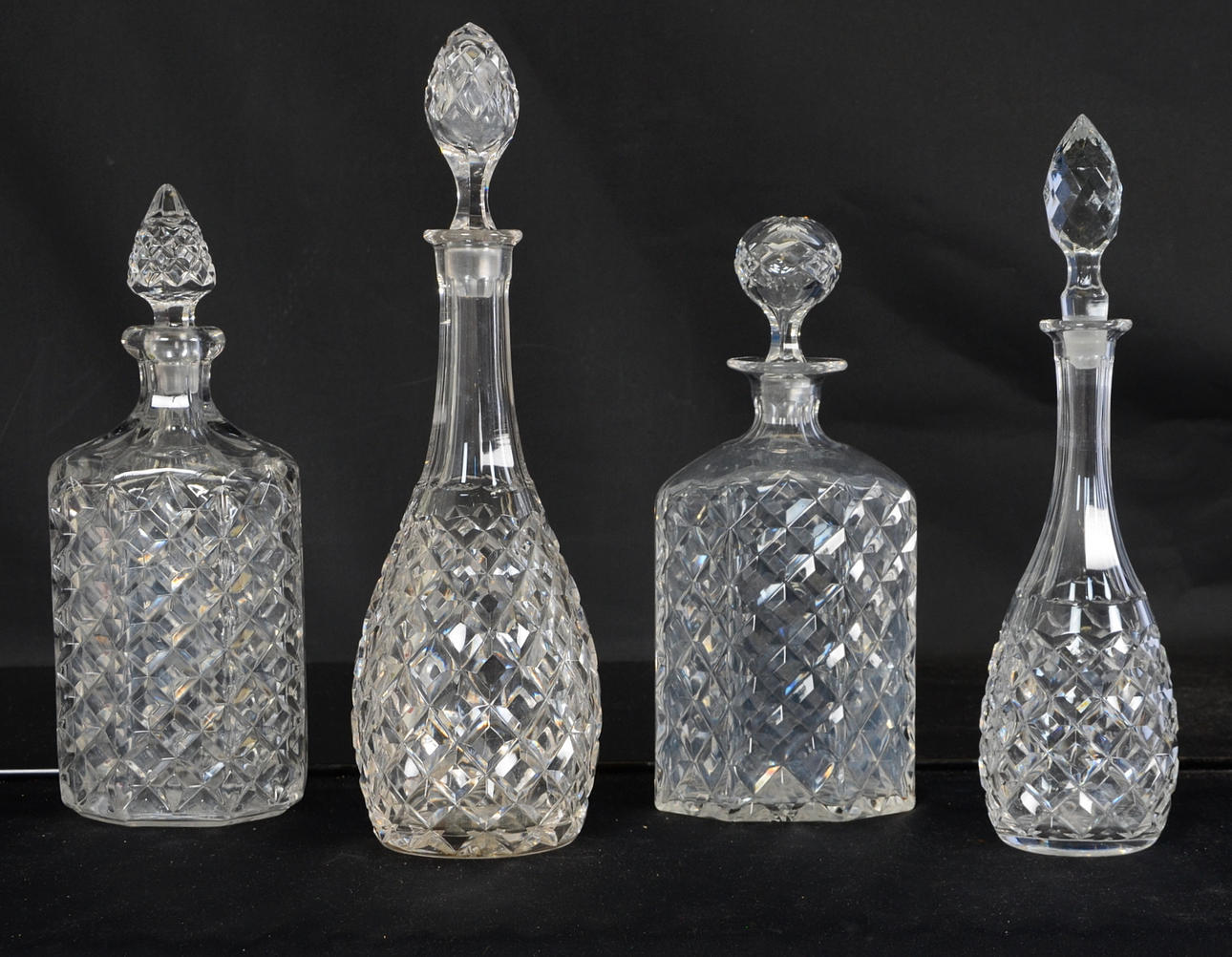 KARAFFER i glas. 4 st, 1900-tal.