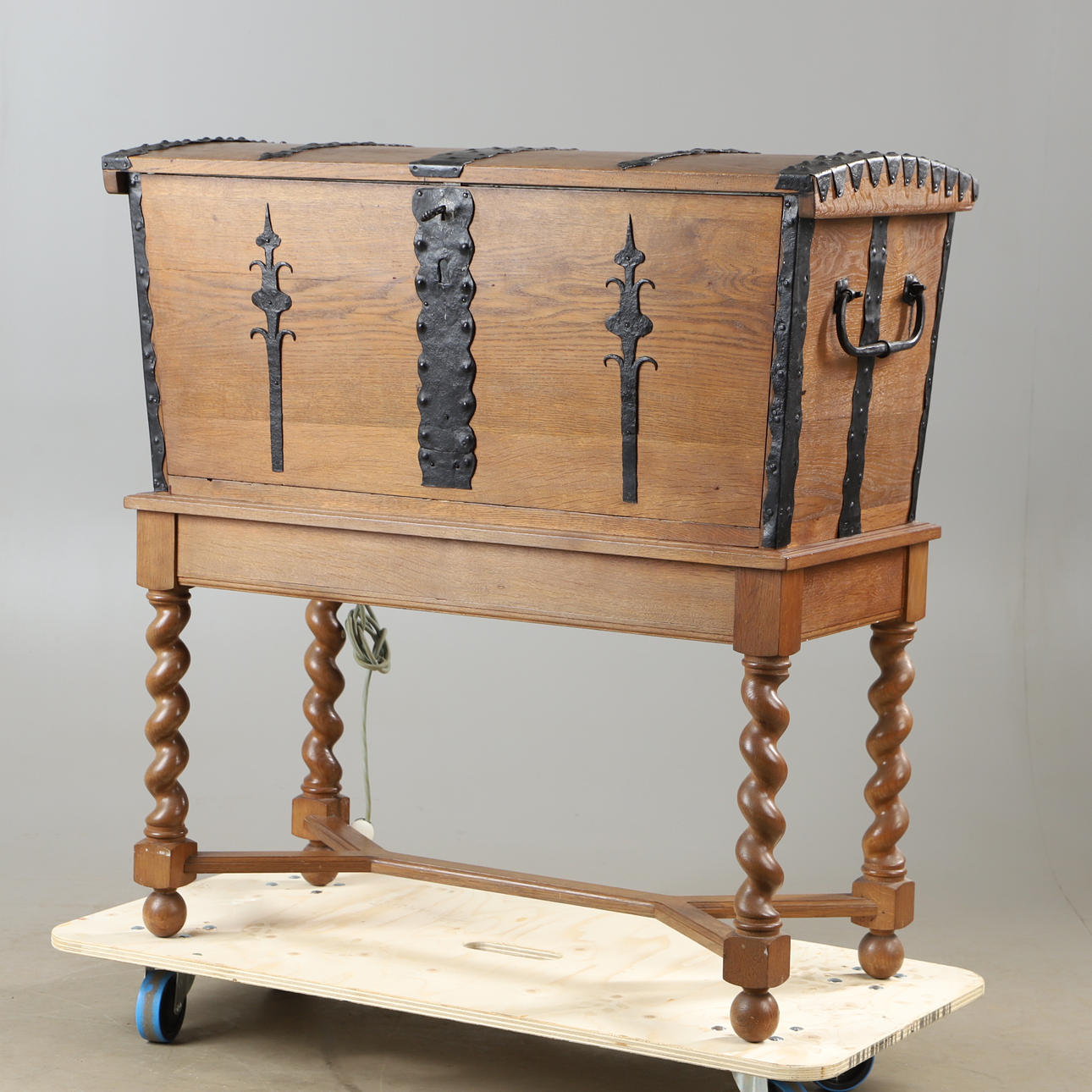 BARSCHRANK IN FORM EINER TRUHE AUF EINEM BEINSTÄNDER, EICHE MIT GESCHMIEDETEN BESCHLÄGEN, BAROCKSTIL.