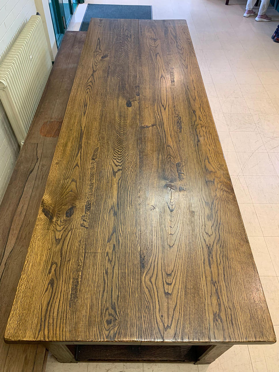 A LARGE OAK REFECTORY TABLE. Furniture - Tables - Auctionet