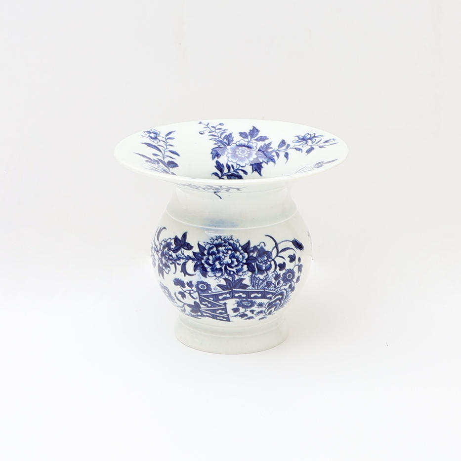 18TH CENTURY WORCESTER PORCELAIN SPITTOON.