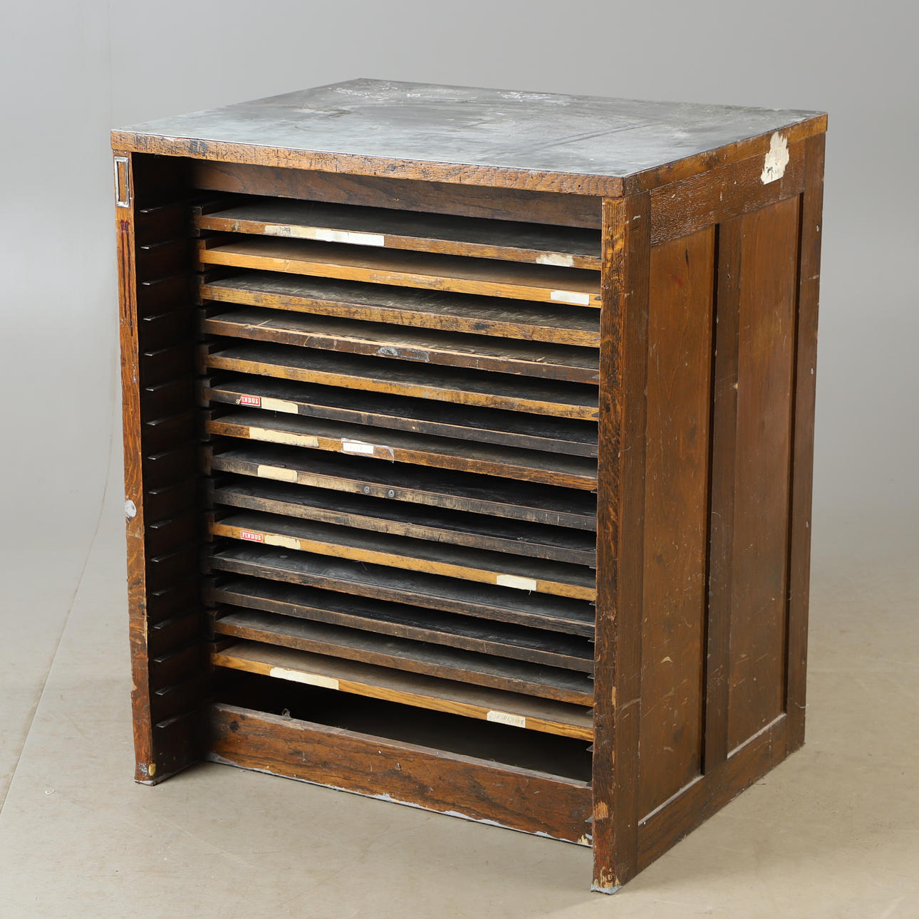 TRYCKERISKÅP, 1900-talets första hälft.