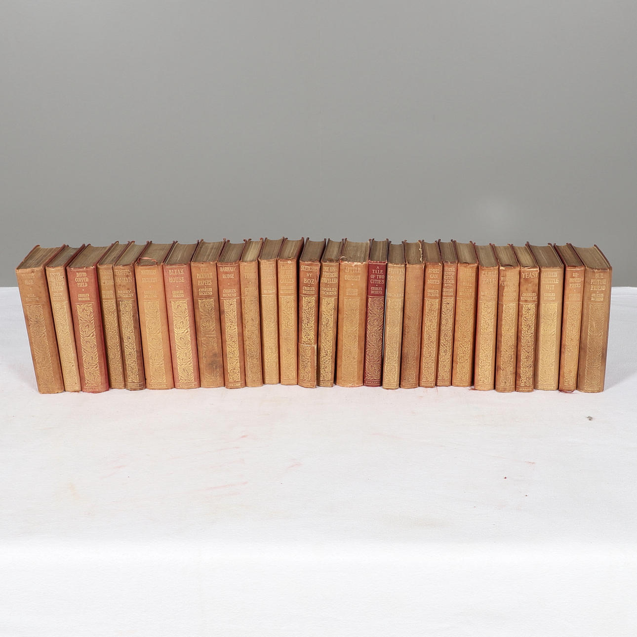 KOKOELMA 1900-LUVUN KANGASSIDOTUT VOLYYMIT.