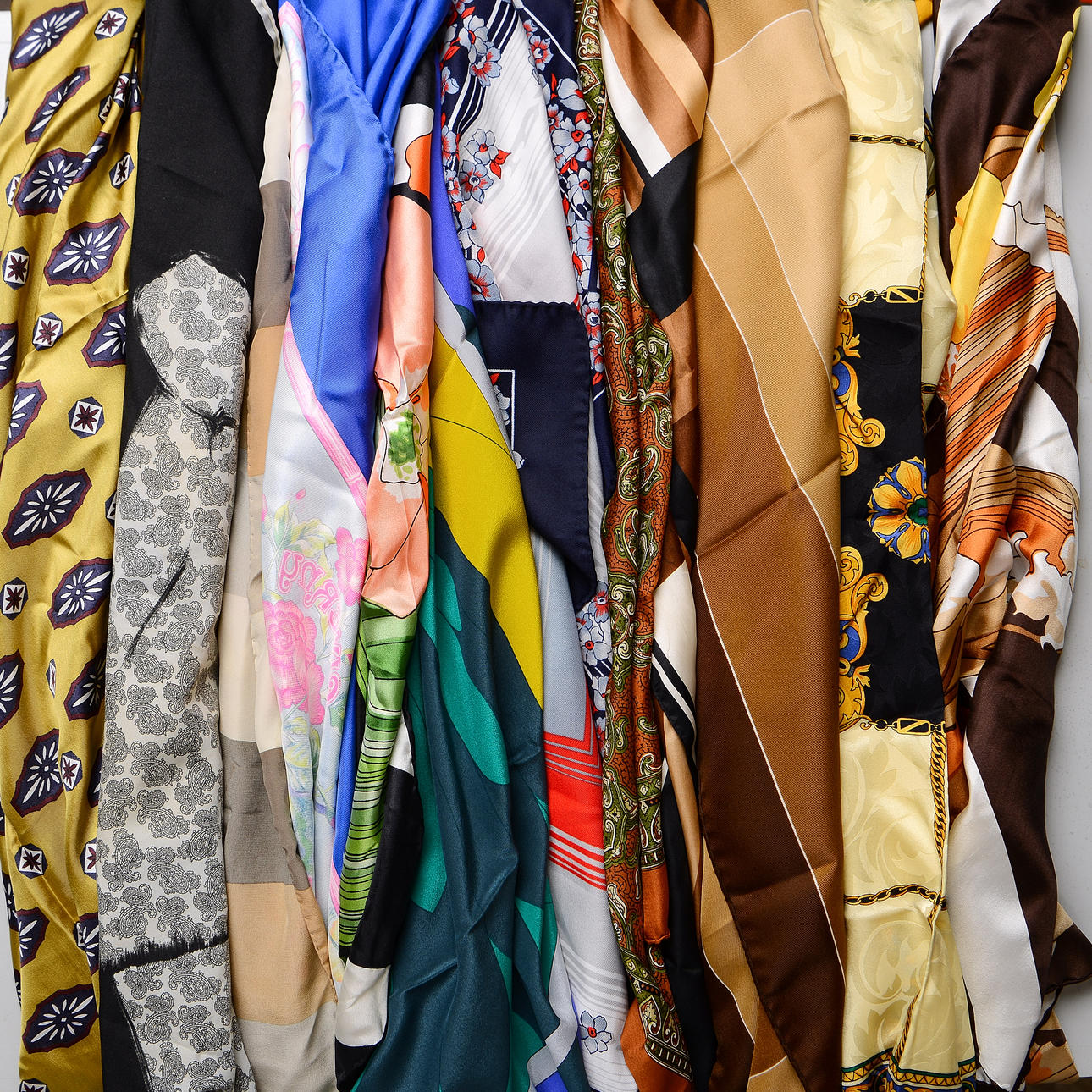 SCARFS, 12 pcs, mainly in silk.
