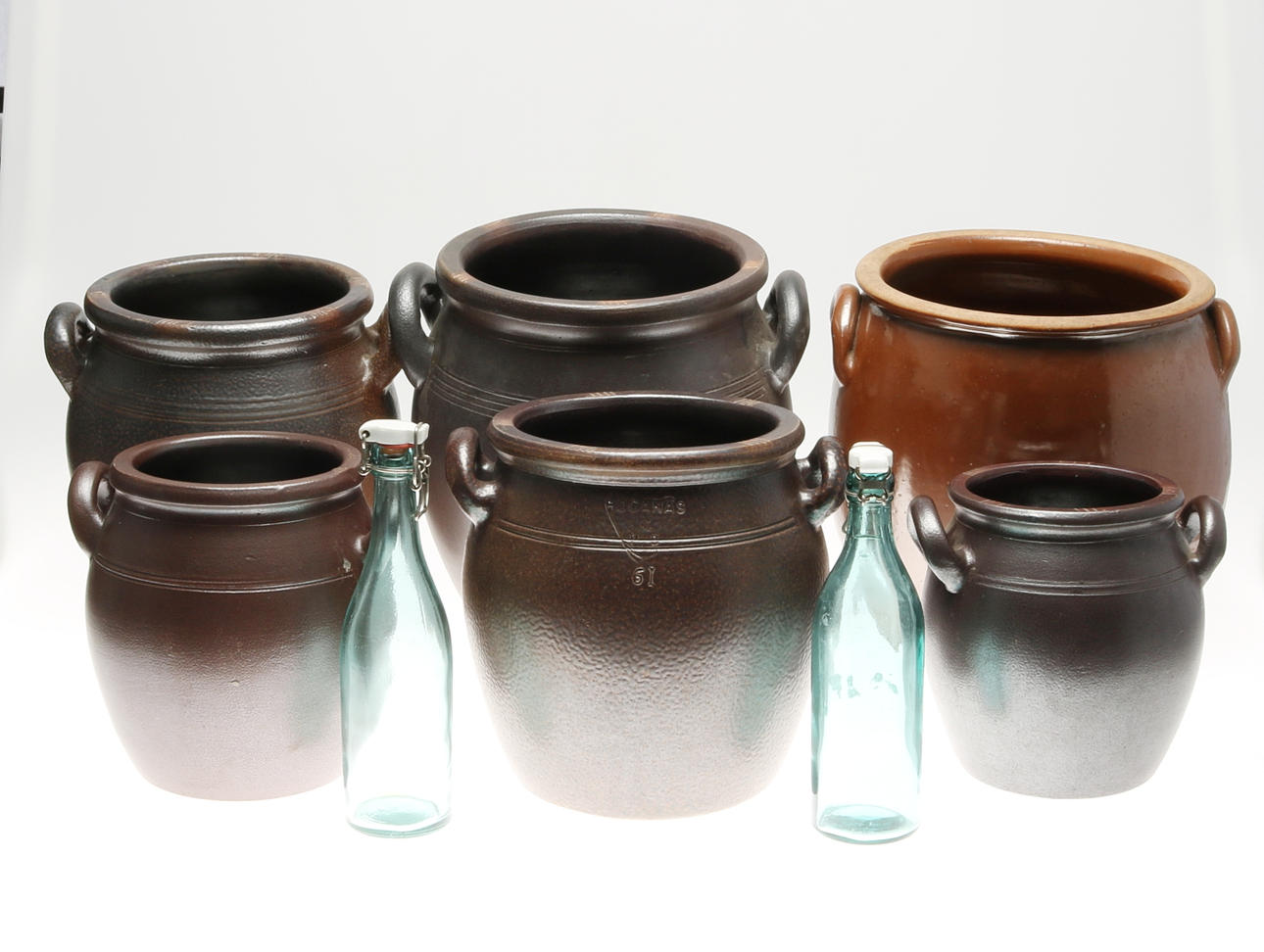 KRUKOR samt FLASKOR, 8 st, keramik och glas, bland annat Höganäs, 1900-tal.