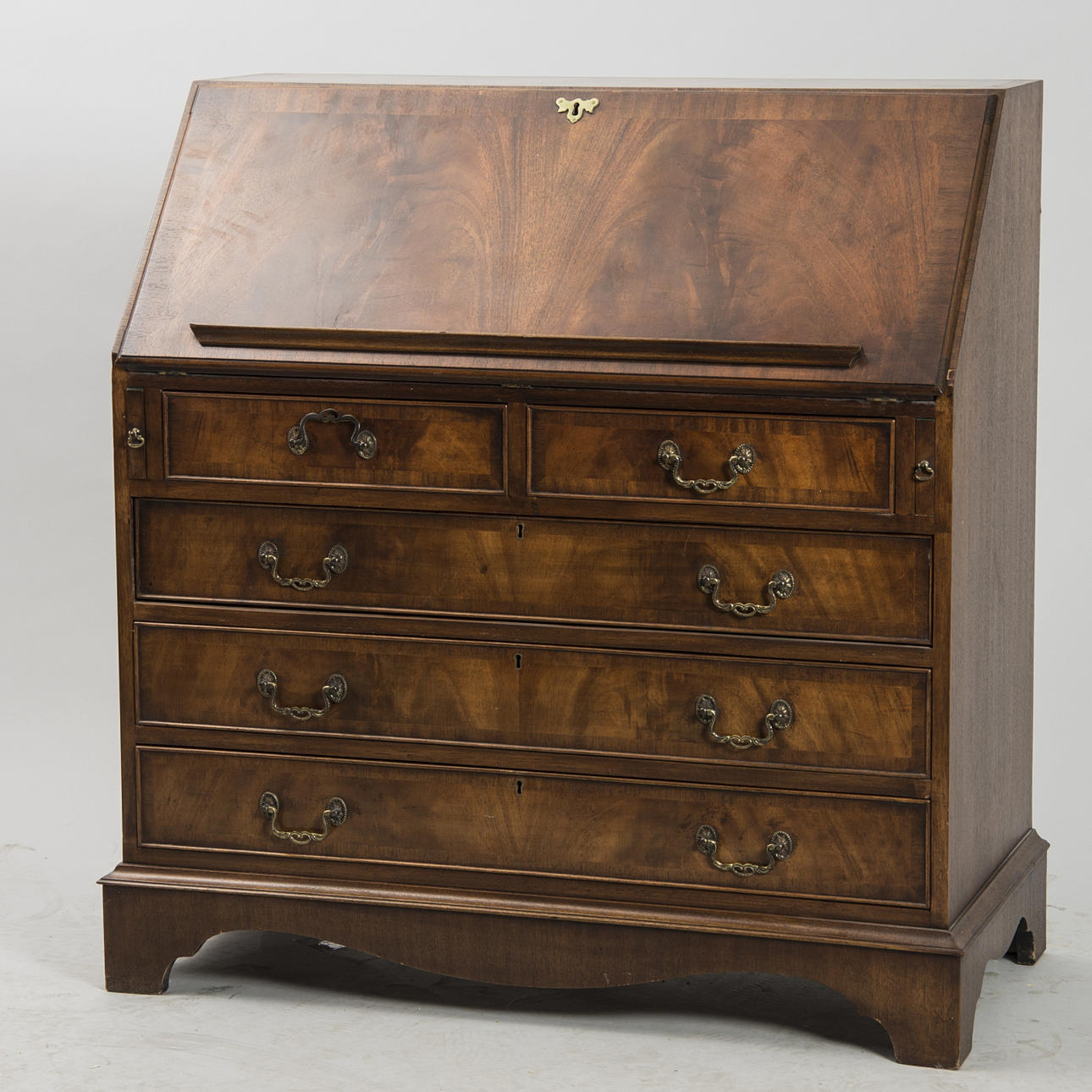 SNEDKLAFFSEKRETÄR, mahogny, engelsk stil.