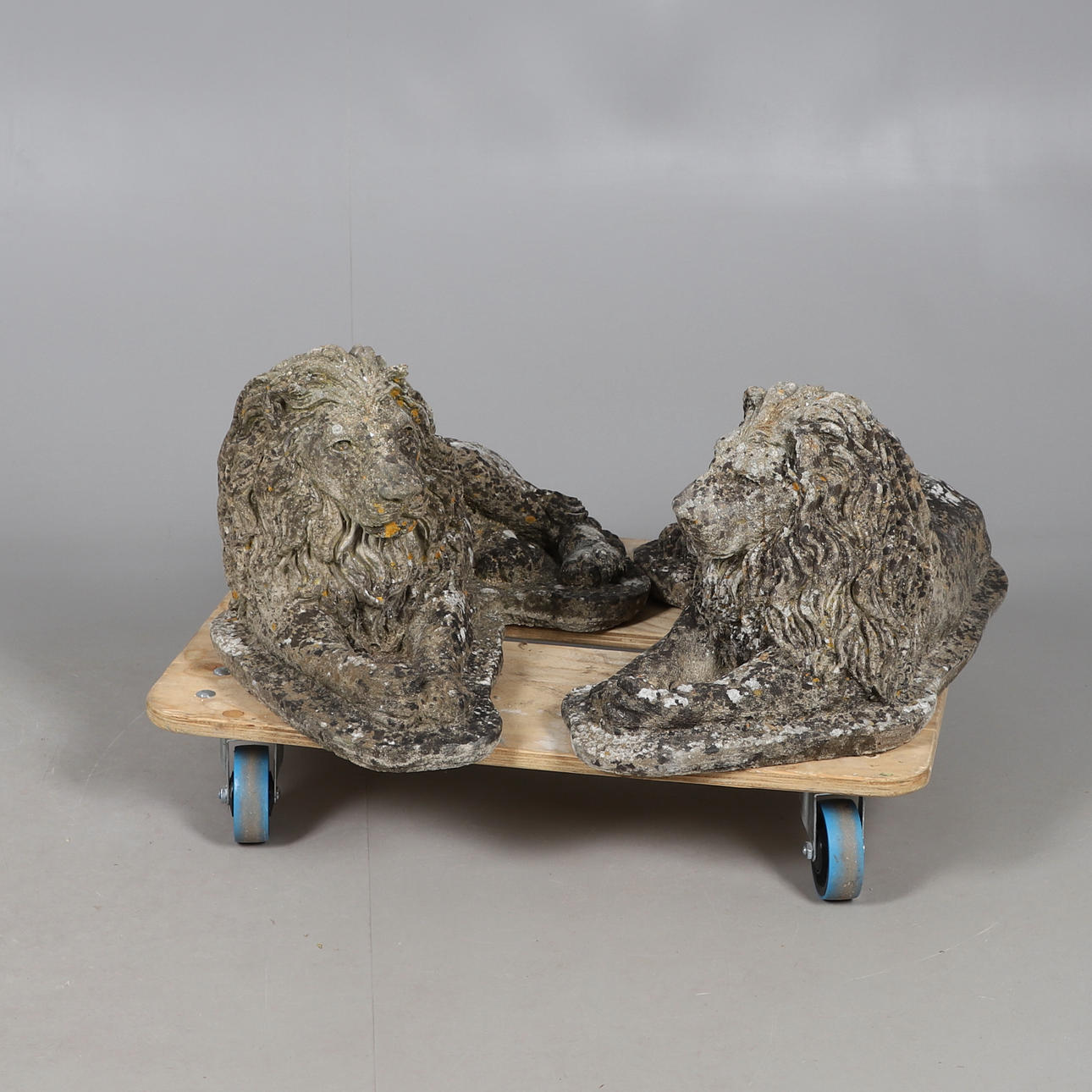 EIN PAAR REKONSTITUIERTER LIEGENDER STEINLÖWEN.