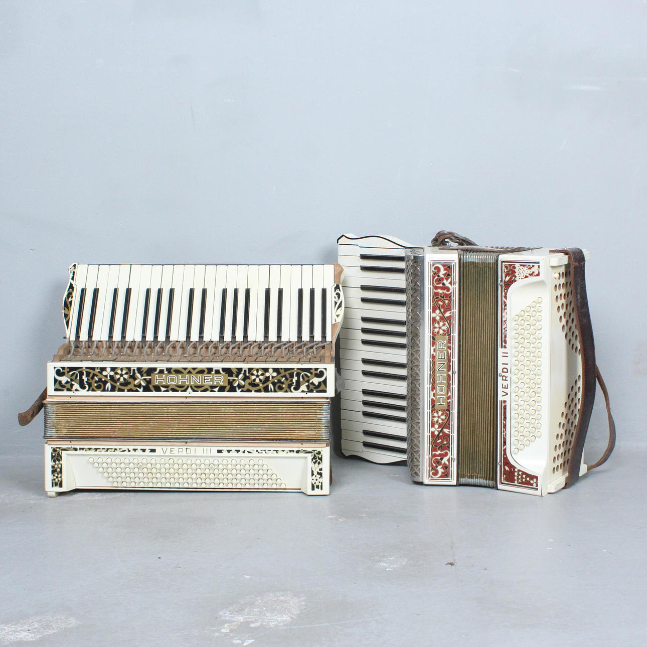 HOHNER. Two accordions 'Verdi II' and 'Verdi lll' restoration objects/spare parts, with cases and straps.