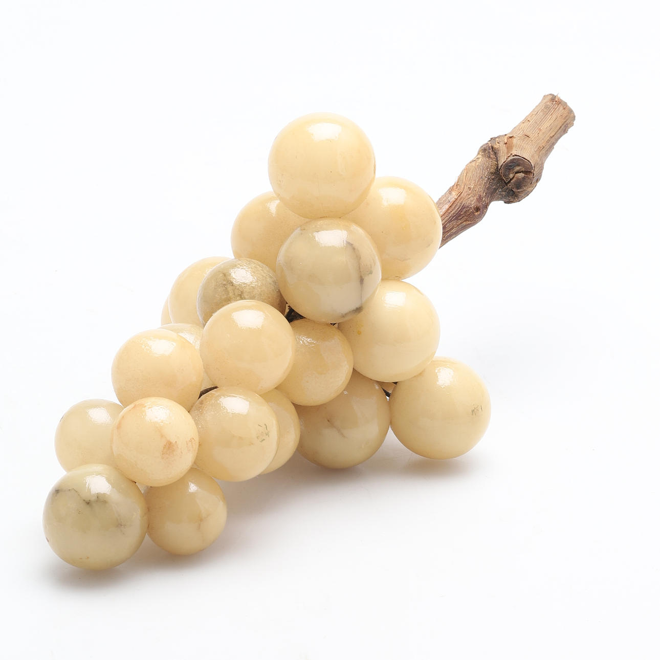 TABLE DECORATION, in the form of grape glaze, alabaster.