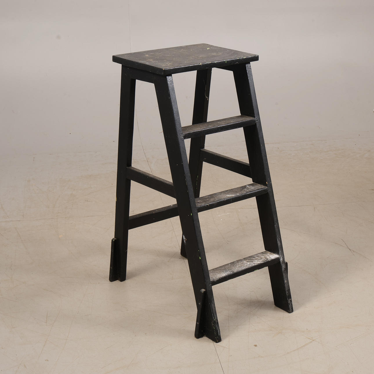 TRAPP-PALL, bemålad trä.