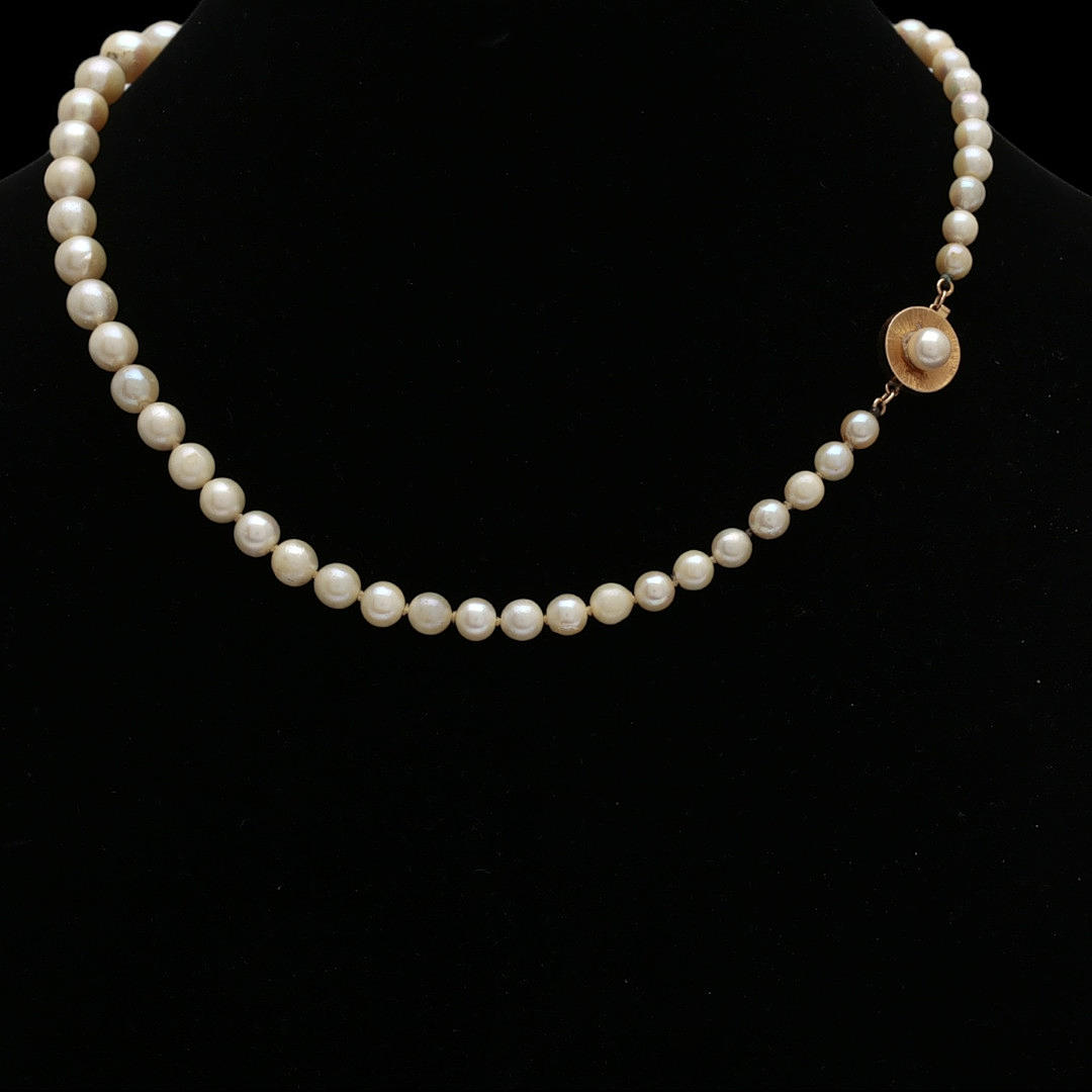Gradient pearls choker.