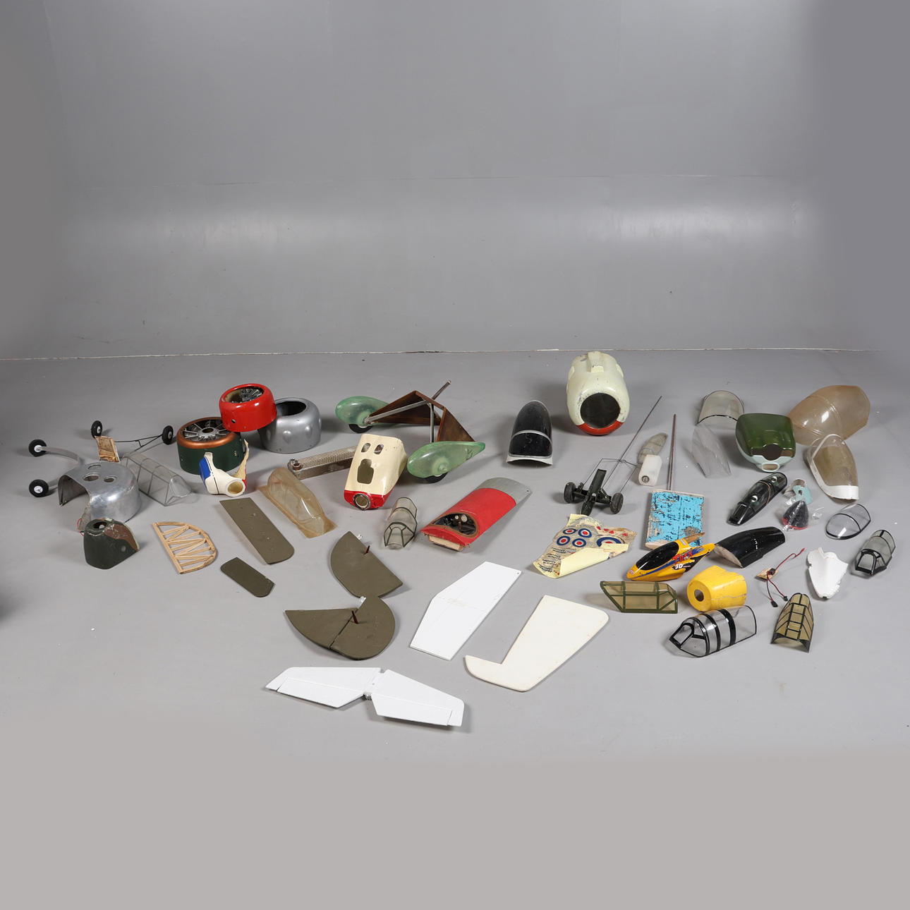 EINE GROSSE SAMMLUNG VON MODELLFLUGZEUGTEILEN (MENGE).