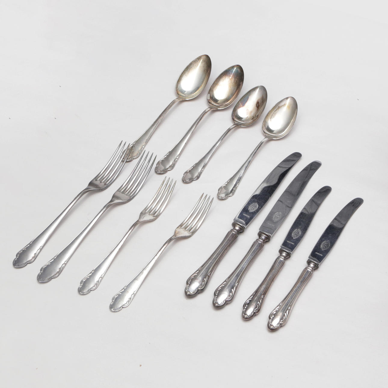 RUOKAILUVÄLINEET, 12 kpl, hopeaa.