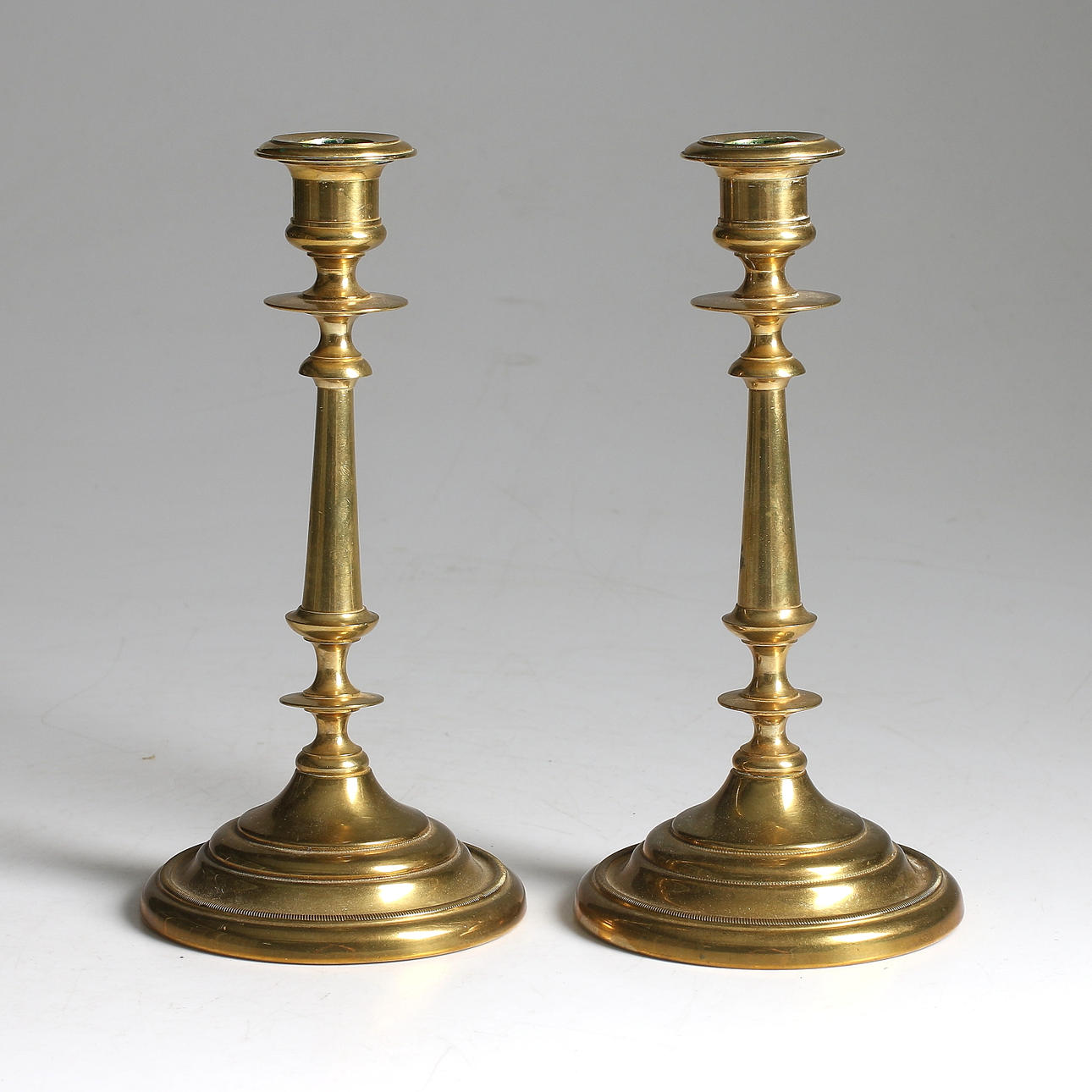 LJUSSTAKAR, ett par, mässing, 18/1900-tal.