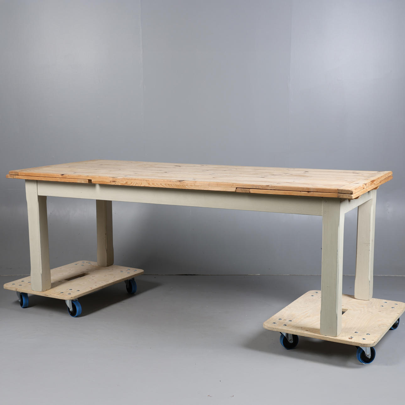 A VICTORIAN STYLE PINE & PAINTED EXTENDING DINING TABLE.