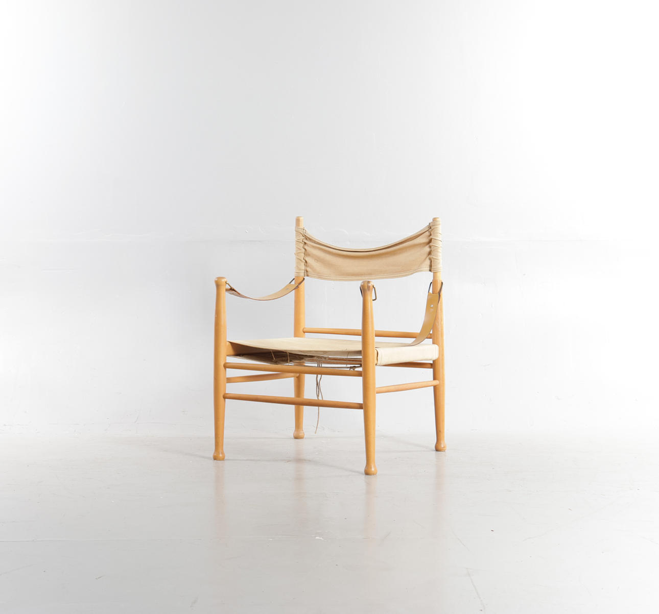 FARSTRUP MØBLER. “Farstrup-Stolen”, safari chair with solid beech frame, seat and back of stretched canvas, leather armrests. Manufactured at Farstrup Møbler, 1970-80s.
