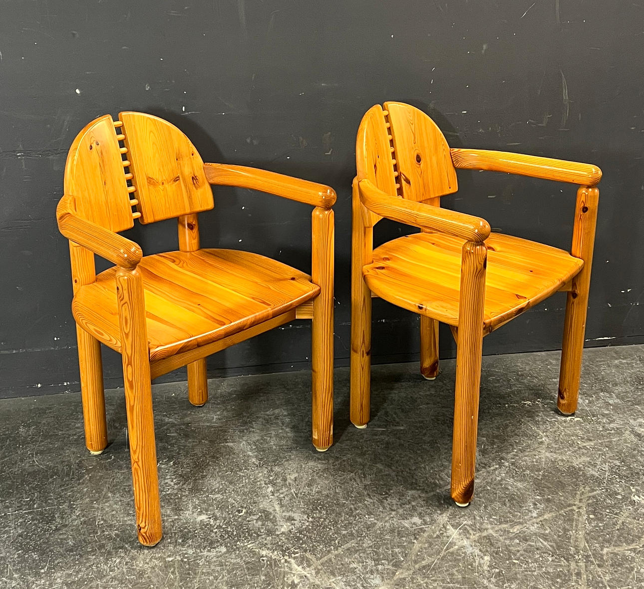 RAINER DAUMILLER. ZWEI ARMLEHNSTÜHLE.