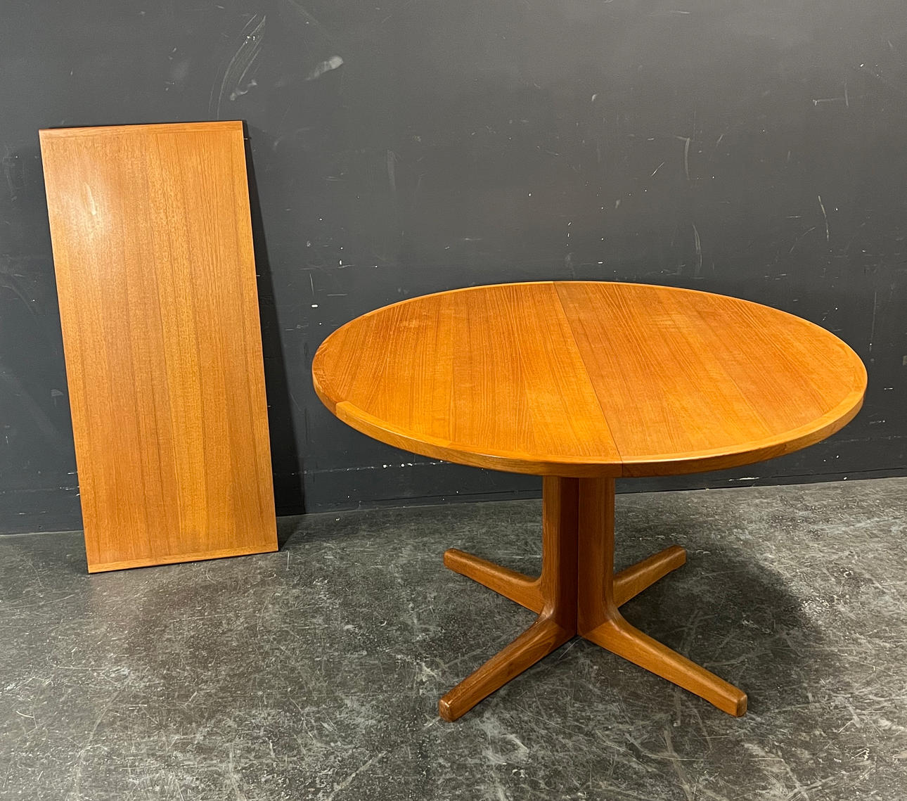 EXTENDABLE DINING TABLE.