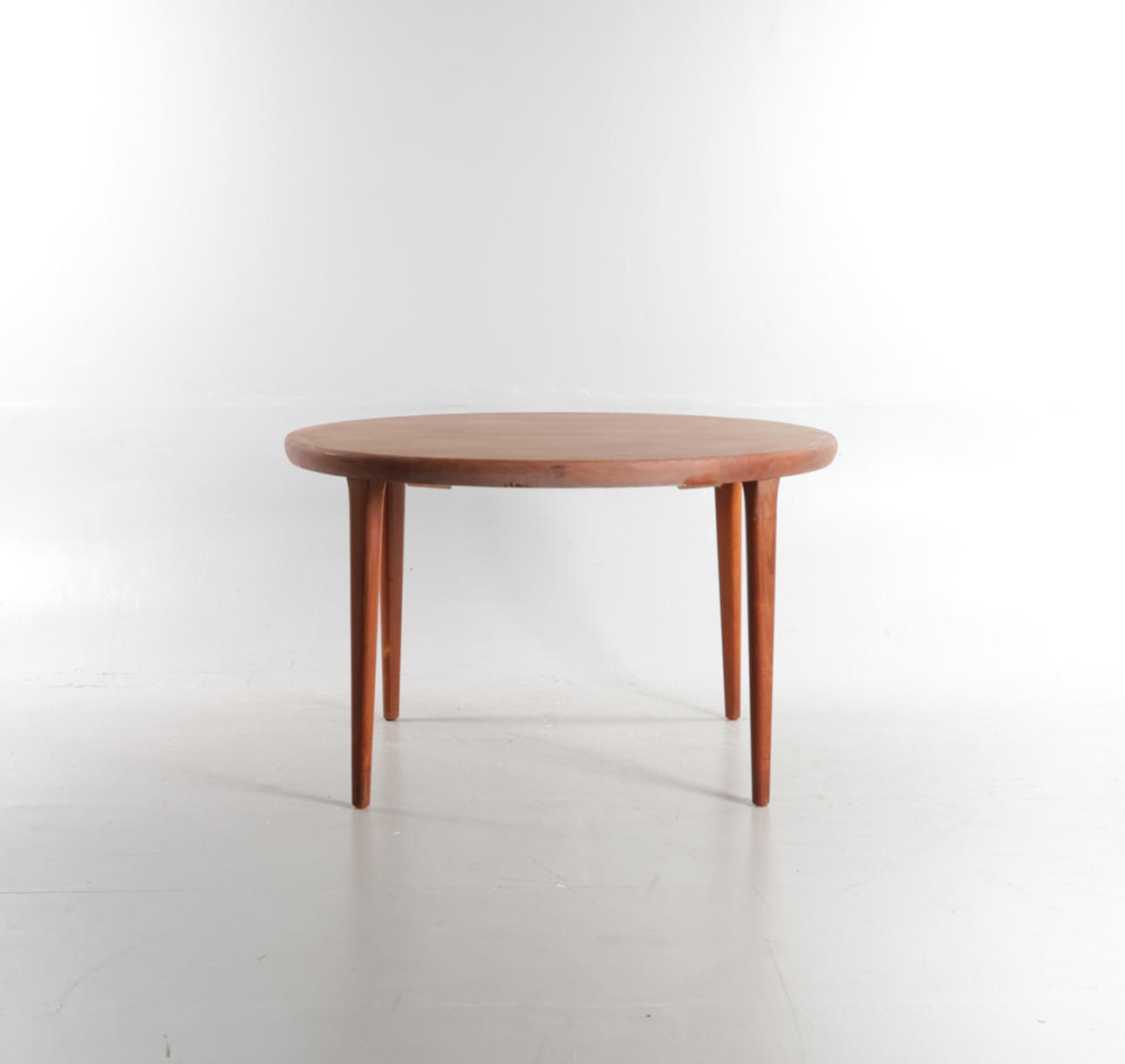 DANSK MØBELDESIGN. Dining table made of teak, circular plate with pull-out, tapered legs. Manufactured and branded at V.V. Furniture, model no. 16-268 - Spøttrup. Denmark, 1960s (1+2).