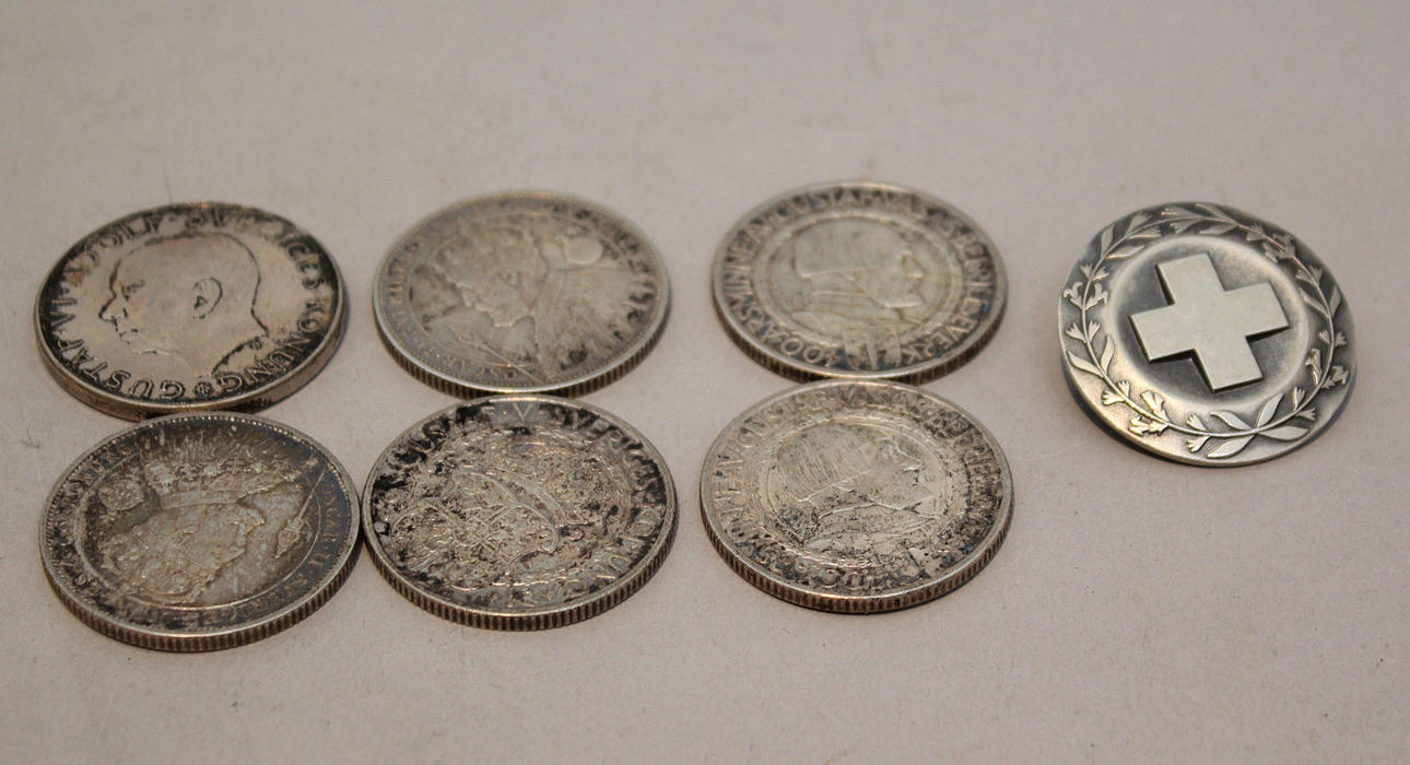 Parti silvermynt+ brosch. Totalvikt ca 106,7 gram.