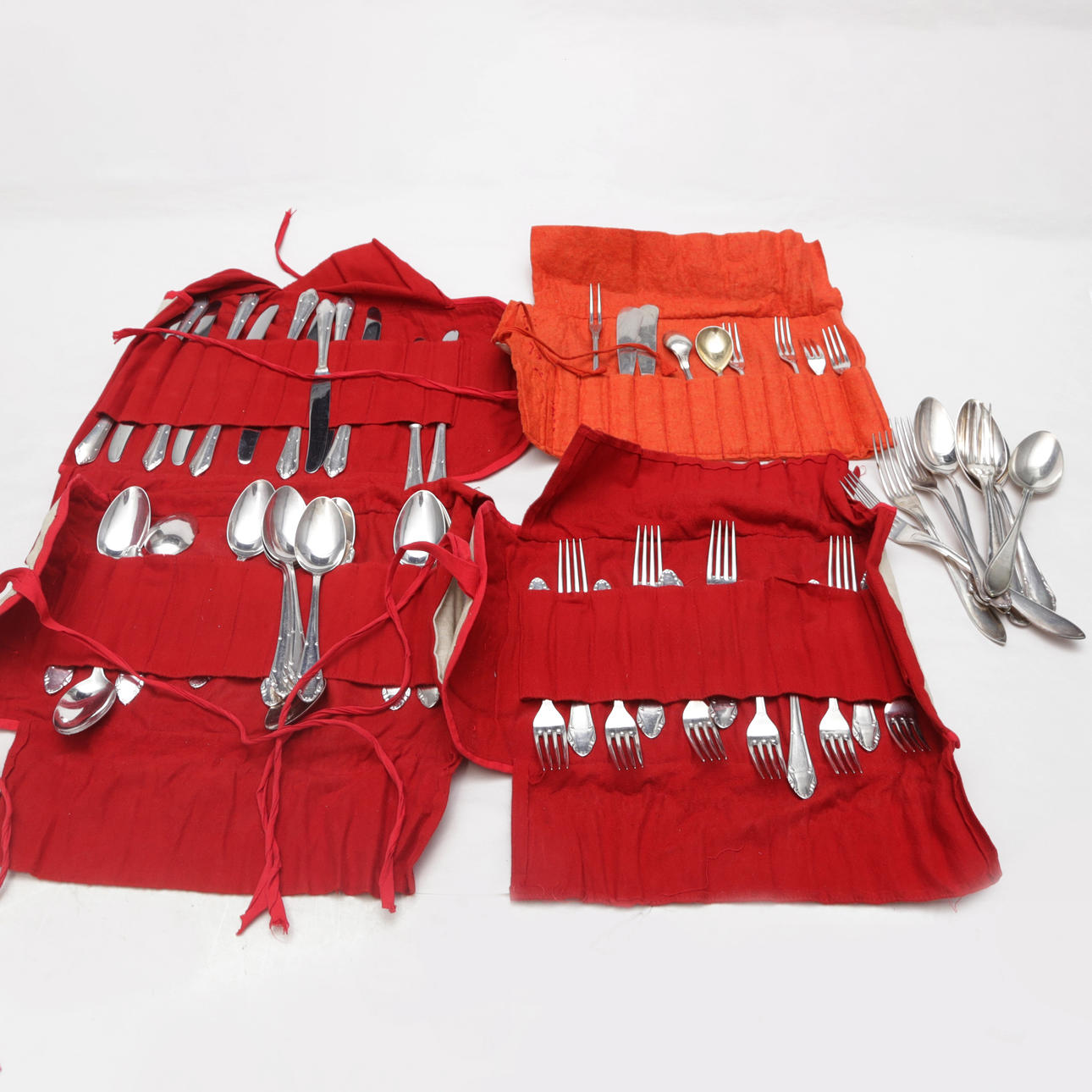 Ein 53-teiliges versilbertes Besteckset.