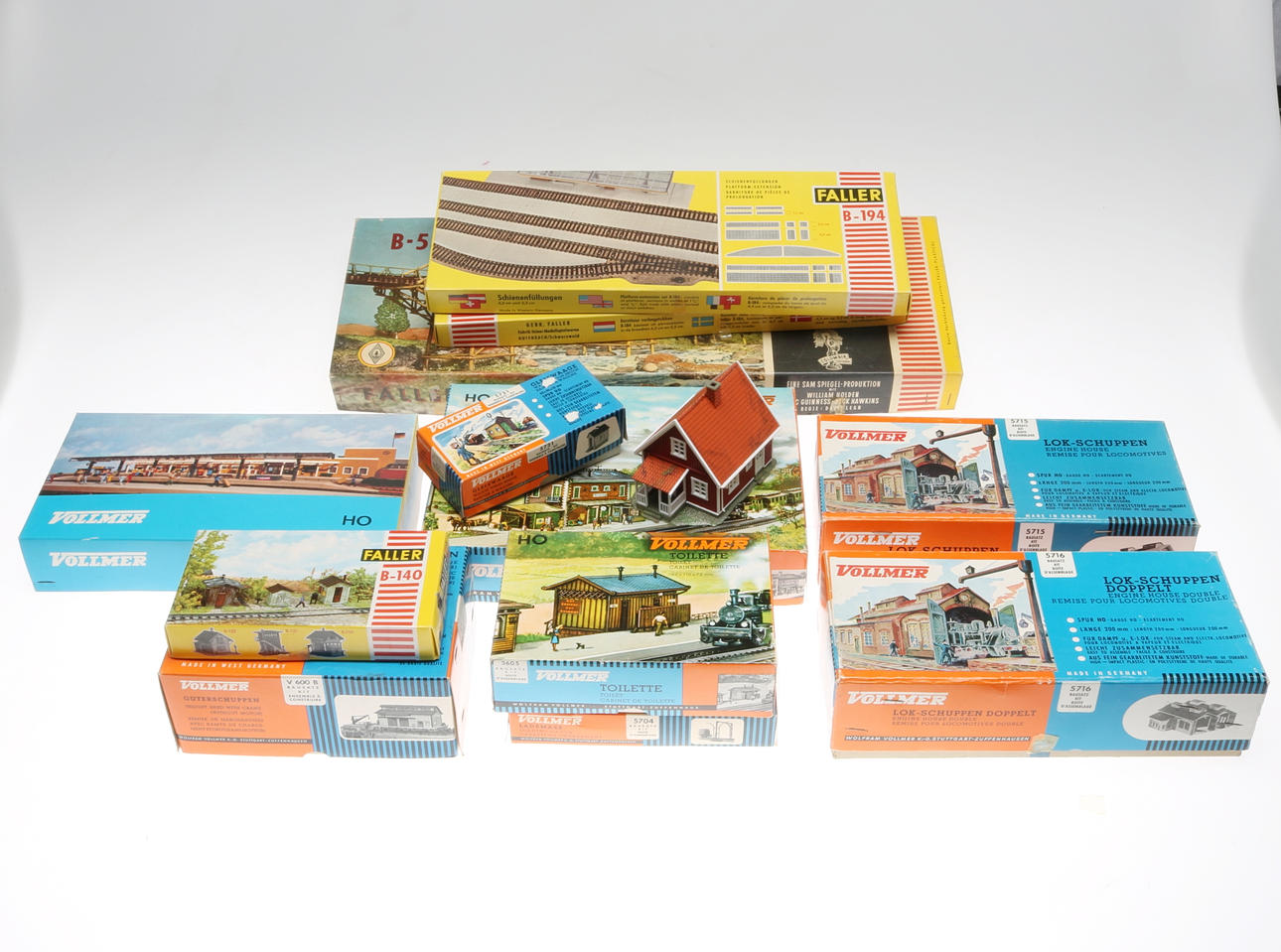 HUS och BYGGNADER till modelljärnväg, 13 stycken.