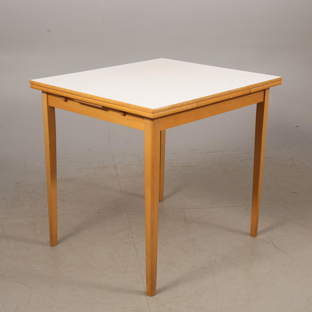 A 1950's perstorp top kitchen table. Furniture - Tables - Auctionet