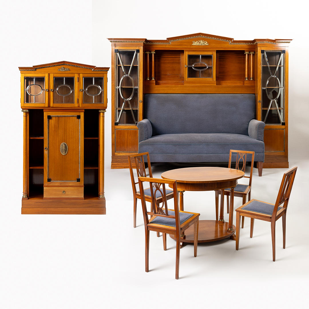 SCHÖNER JUGENDSTIL SALON. Composed of display cabinet with built-in sofa, free-standing display cabinet, oval table and 4 chairs. Germany Dating around 1900.