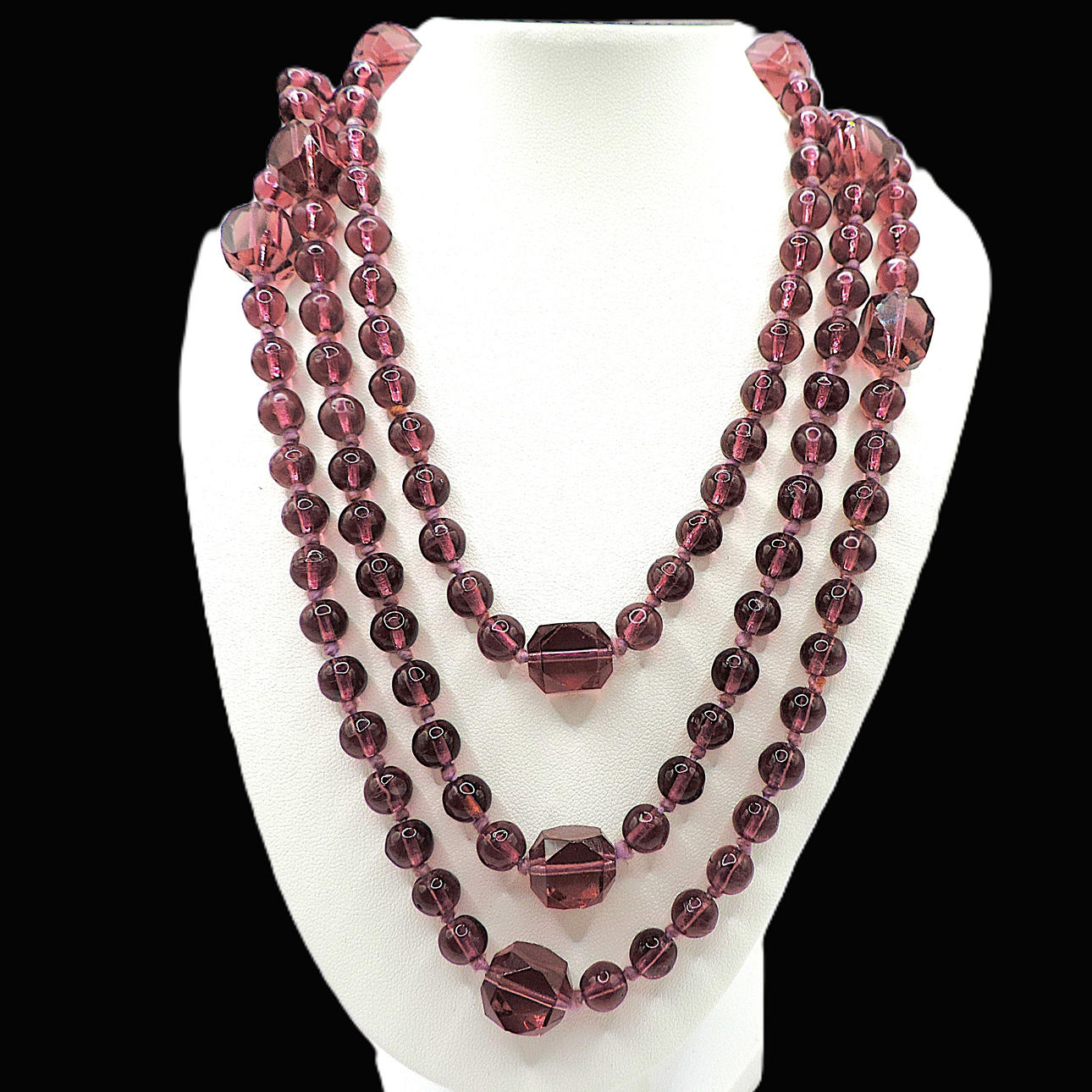 CIRCA 1930'S GLASS BEAD NECKLACE.