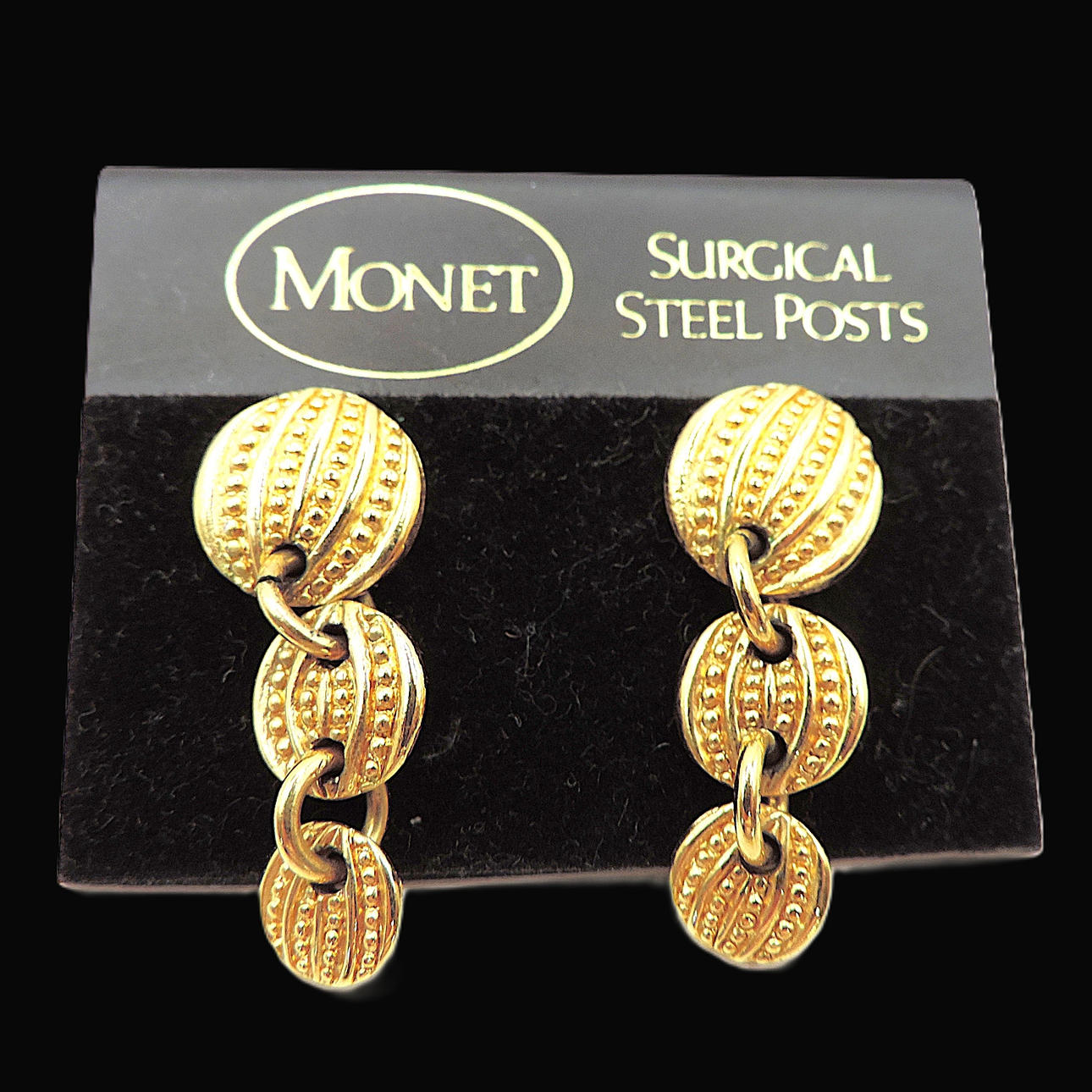SIGNED MONET GOLD PLATED DROP EARRINGS.