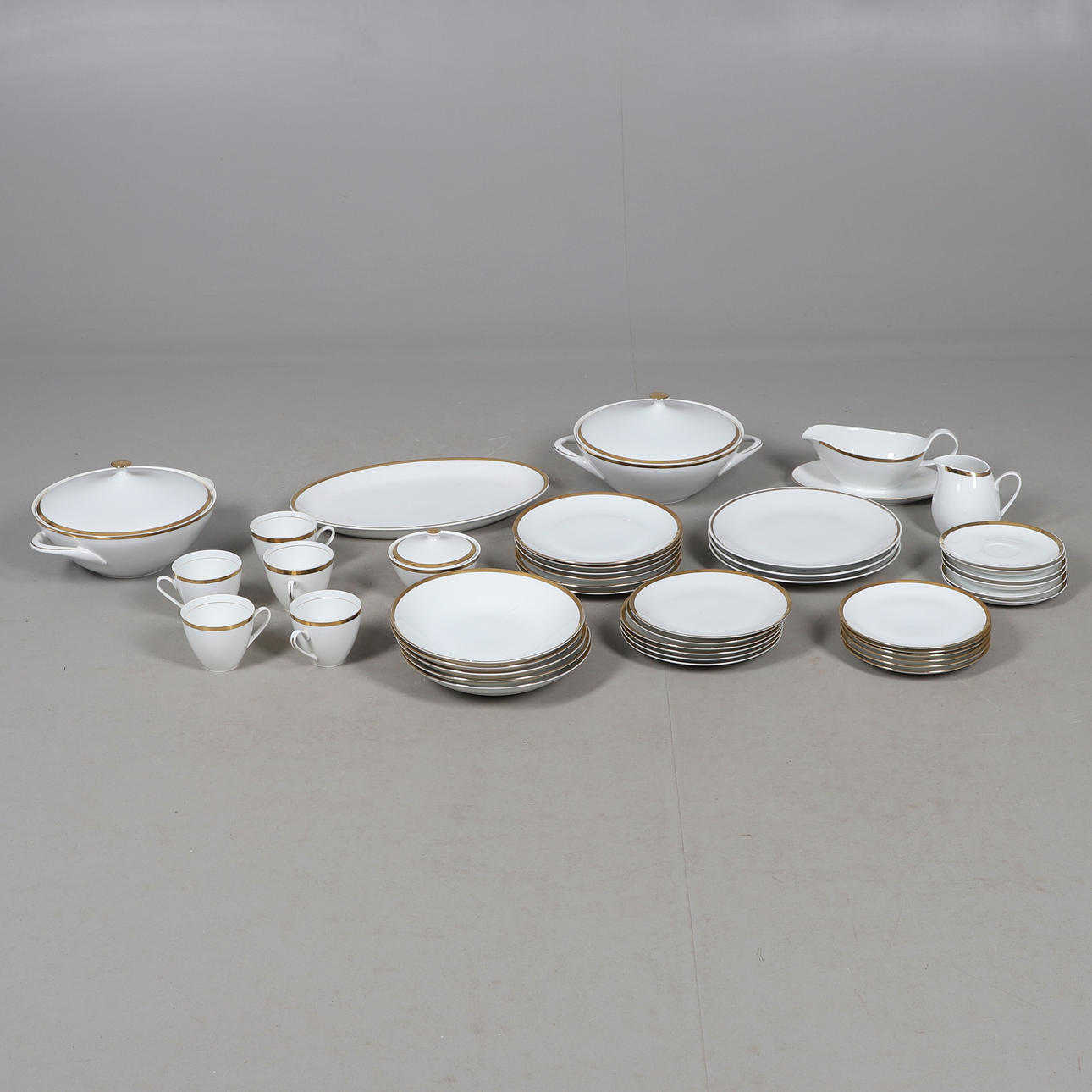 TAFELSERVICE MIT TSCHECHOSLOWAKISCHER VERGOLDUNG.