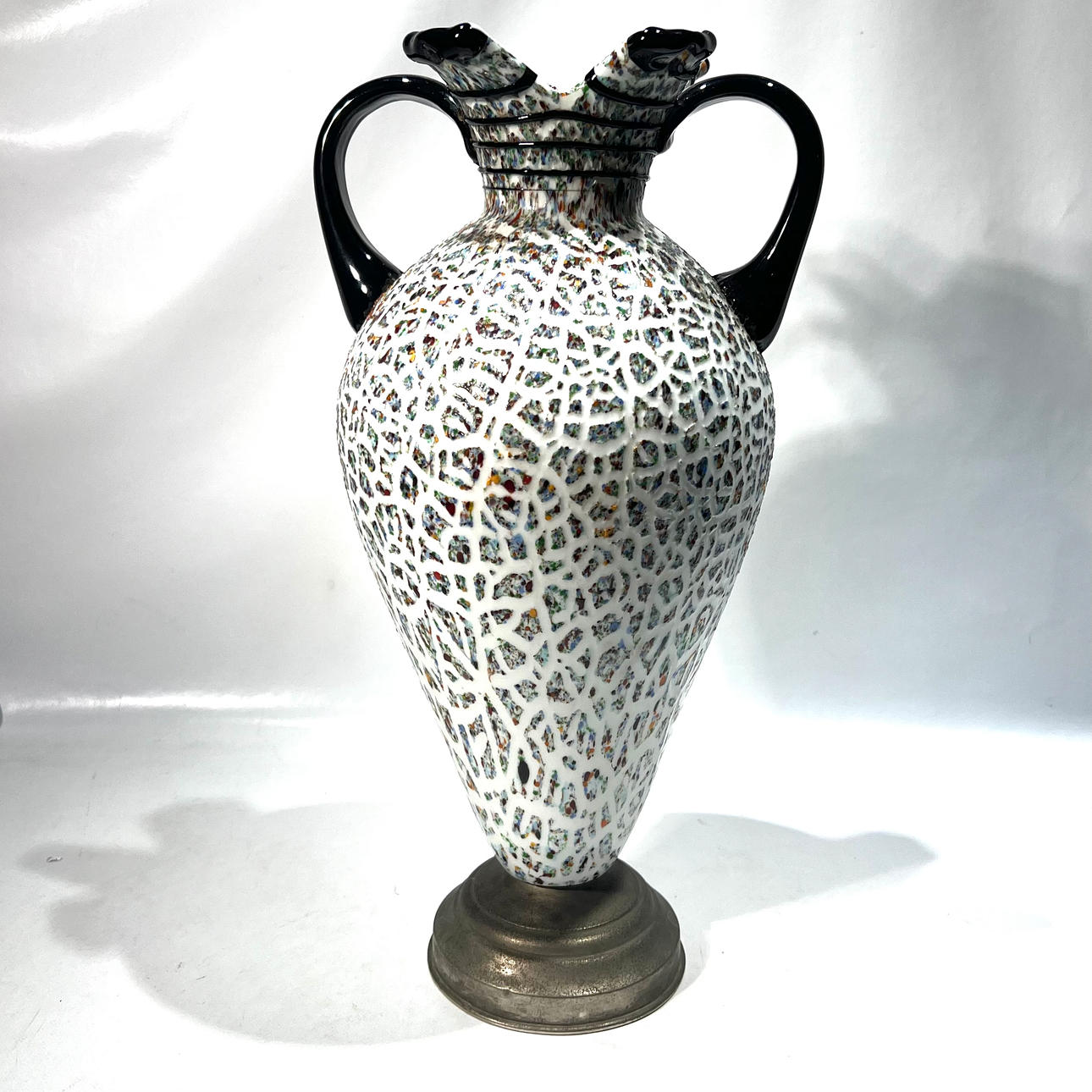 Vase aus Muranoglas mit Metallsockel.