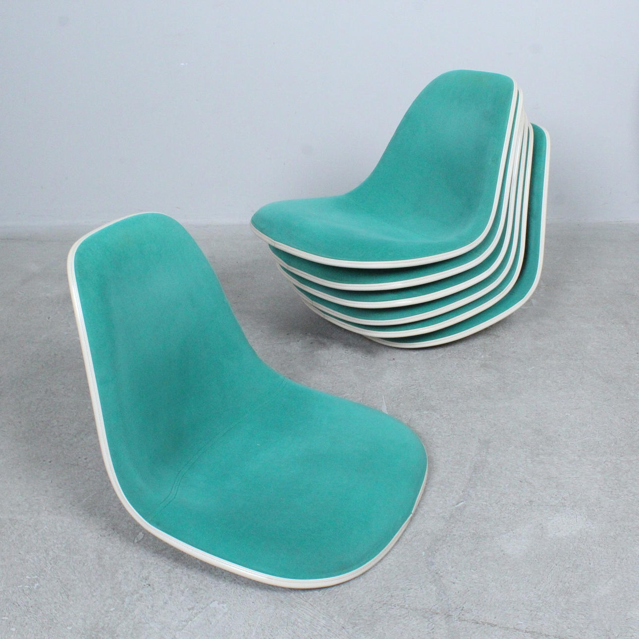 CHARLES & RAY EAMES. Vitra, 7 sätesskal, glasfiber, sammetstyg, 1970-tal.