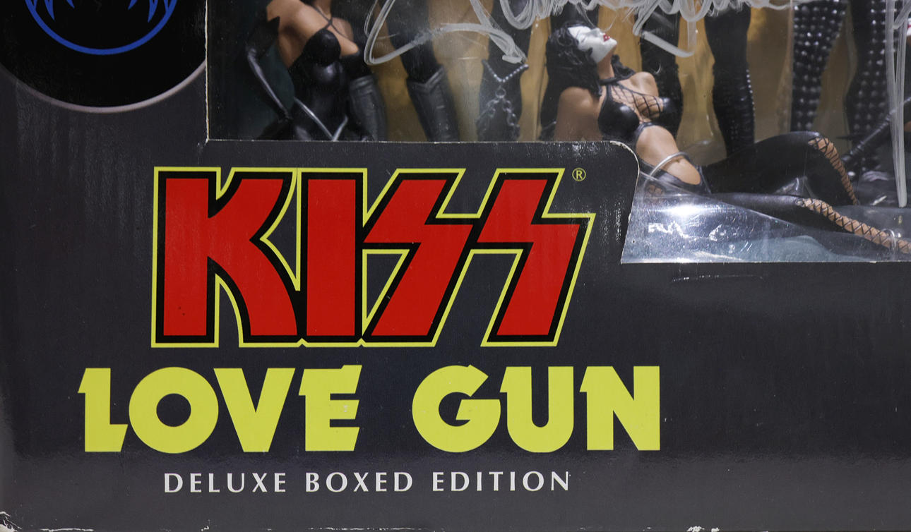 KISS LOVE GUN DELUXE BOXED SET, SIGNED. Collectables - Music