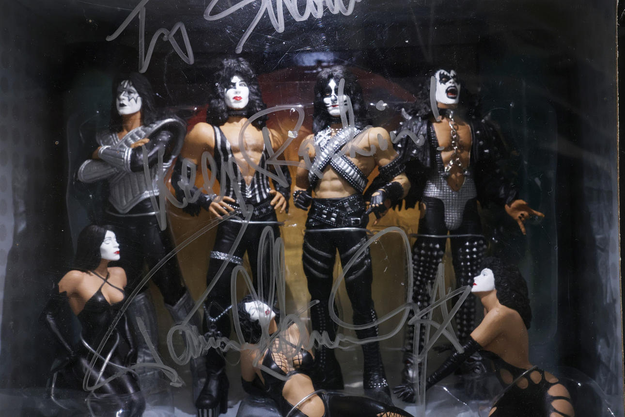 KISS LOVE GUN DELUXE BOXED SET, SIGNED. Collectables - Music